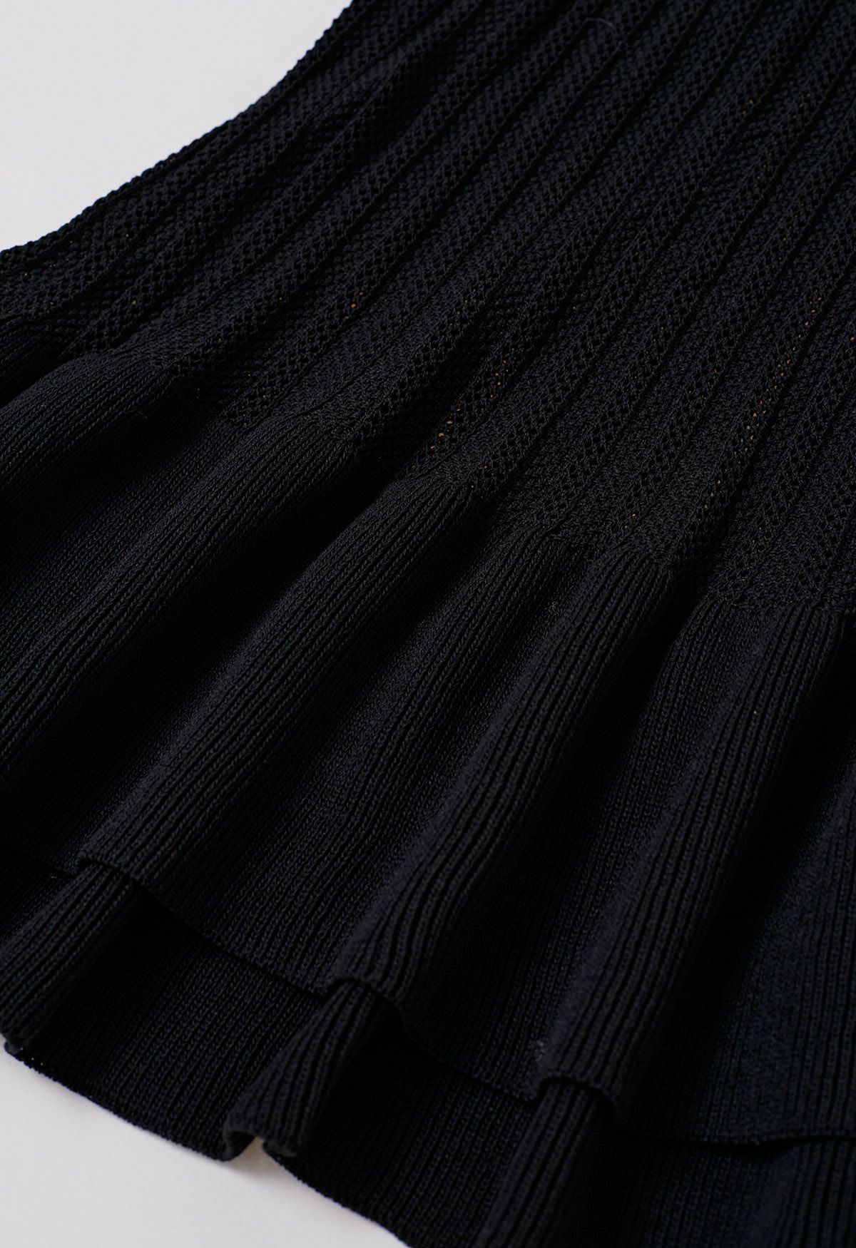 Ruffle Elegance – Durchbrochenes Strickkleid mit V-Ausschnitt und Knöpfen in Schwarz