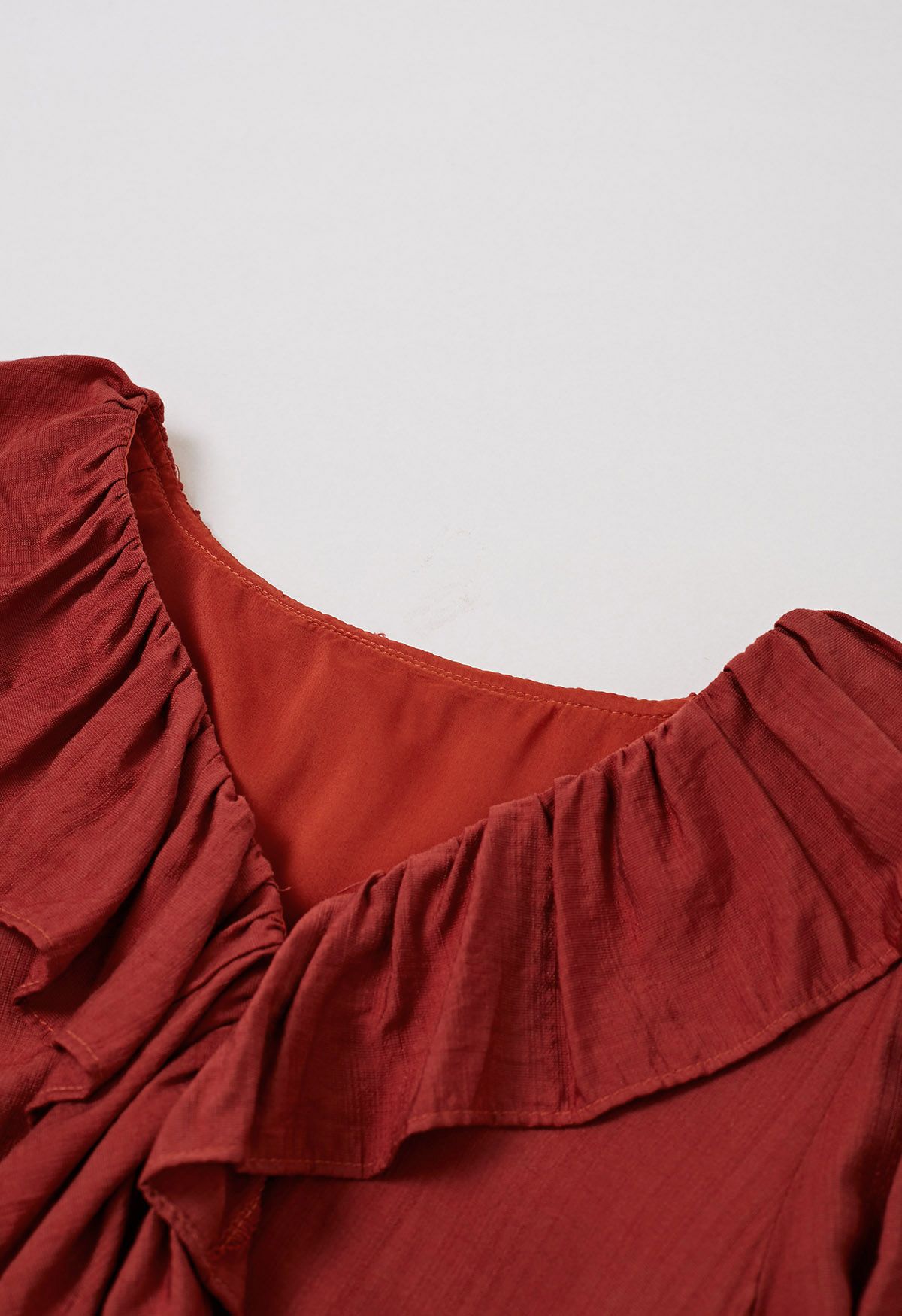 Skurriles, asymmetrisches Midikleid mit Knopfleiste und Rüschen in Rot