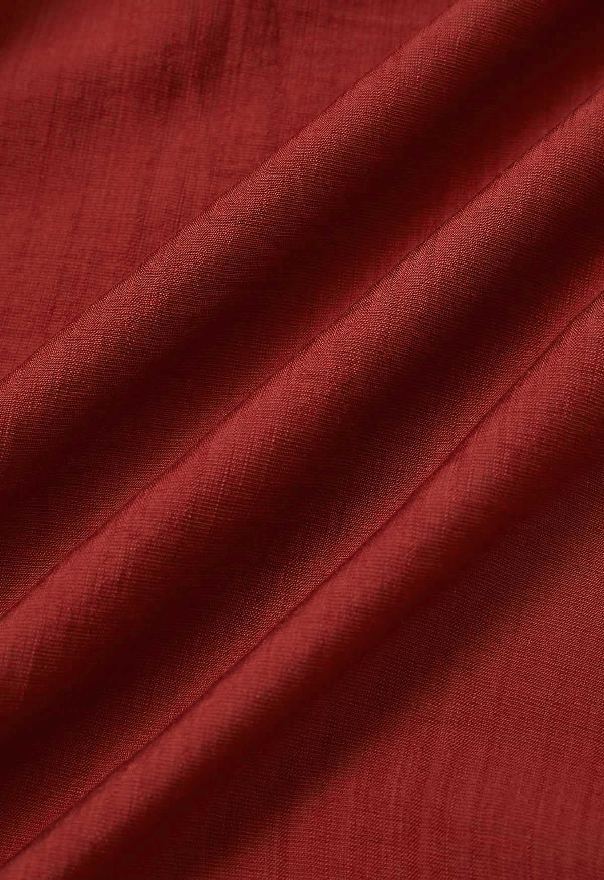 Skurriles, asymmetrisches Midikleid mit Knopfleiste und Rüschen in Rot