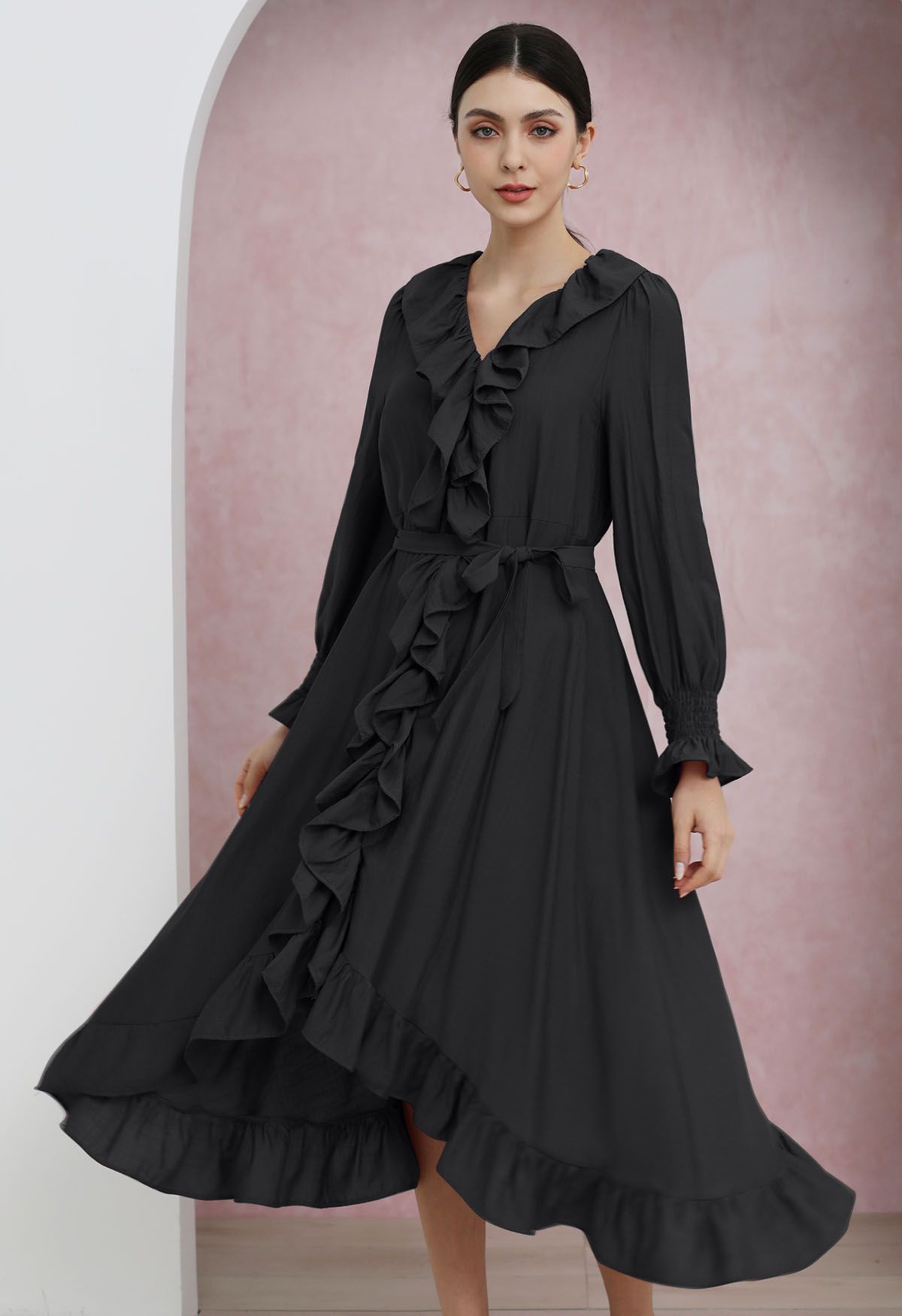 Whimsical – Asymmetrisches Midikleid mit Knopfleiste und Rüschen in Schwarz