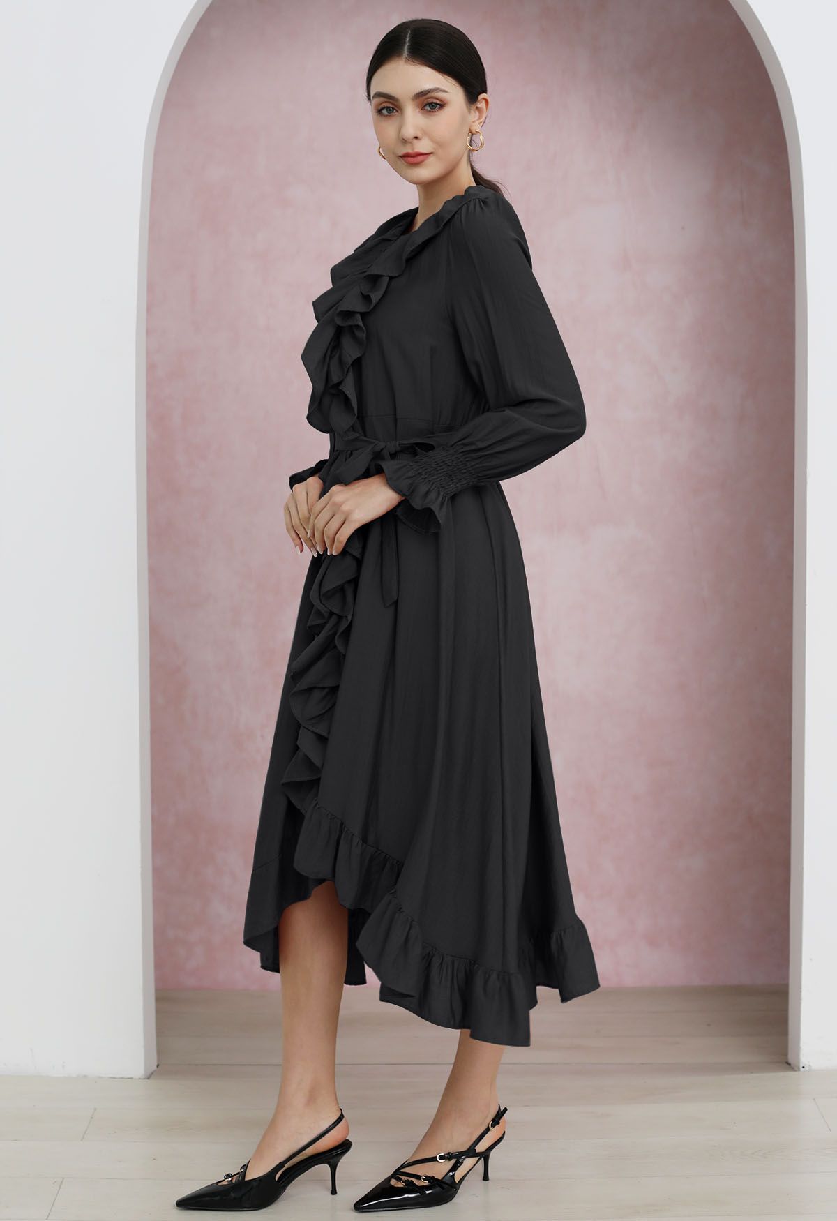 Whimsical – Asymmetrisches Midikleid mit Knopfleiste und Rüschen in Schwarz