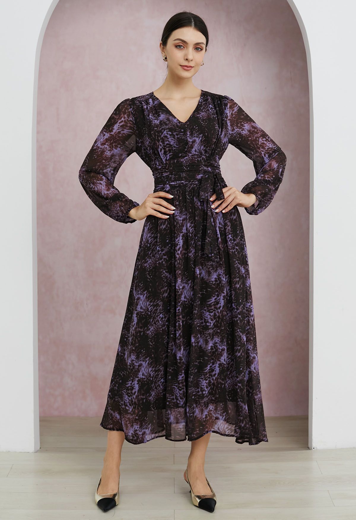 Chiffon-Maxikleid mit V-Ausschnitt und Wildprint