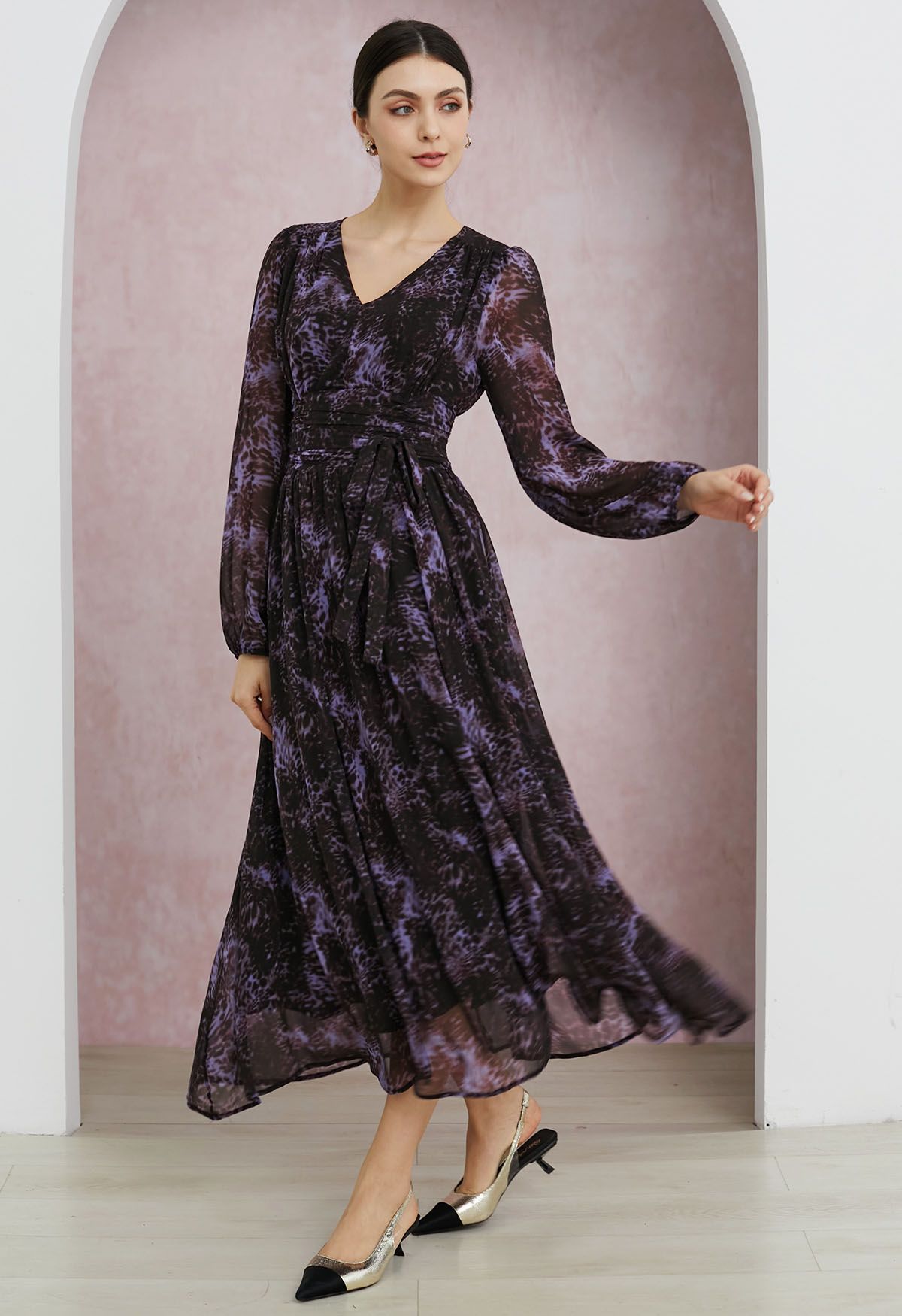 Chiffon-Maxikleid mit V-Ausschnitt und Wildprint