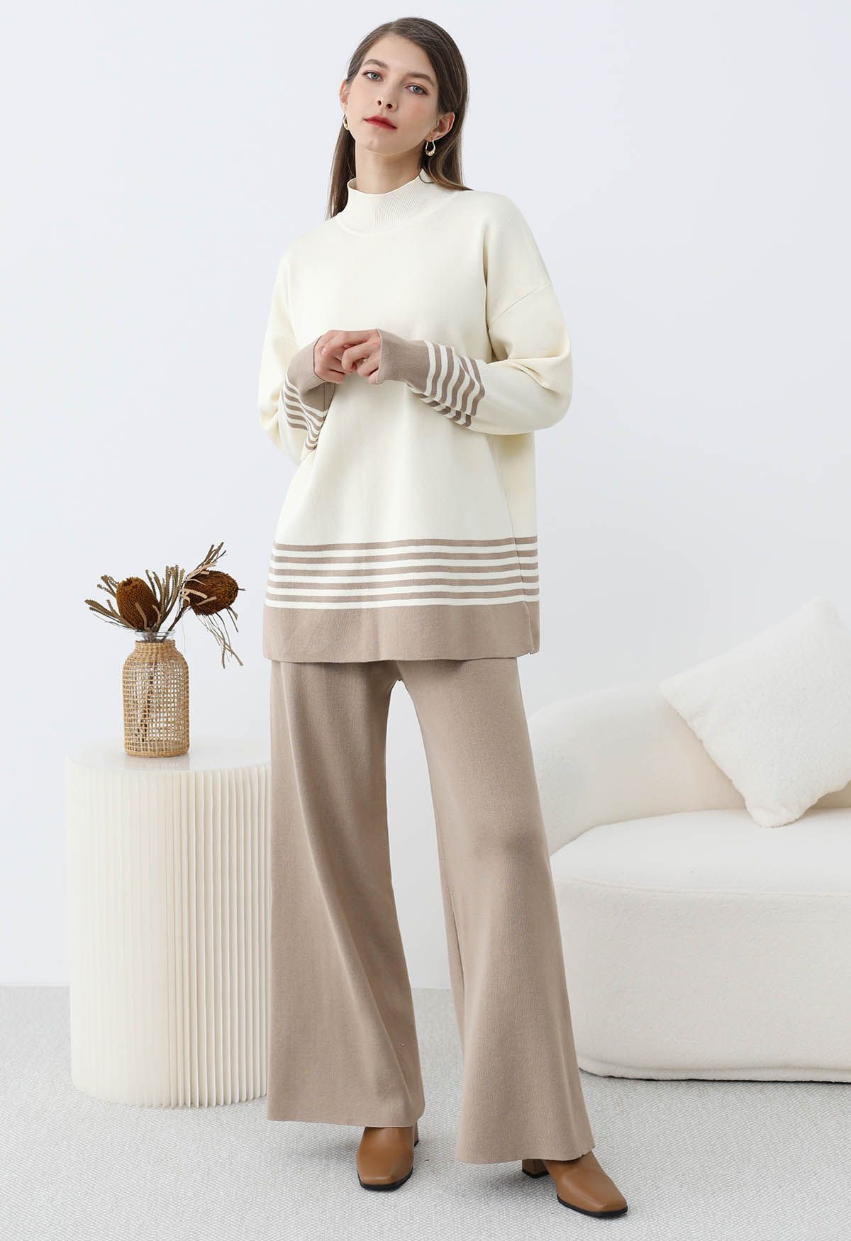 Zweifarbig gestreiftes Set aus Rollkragen-Strickpullover und Hose in Taupe