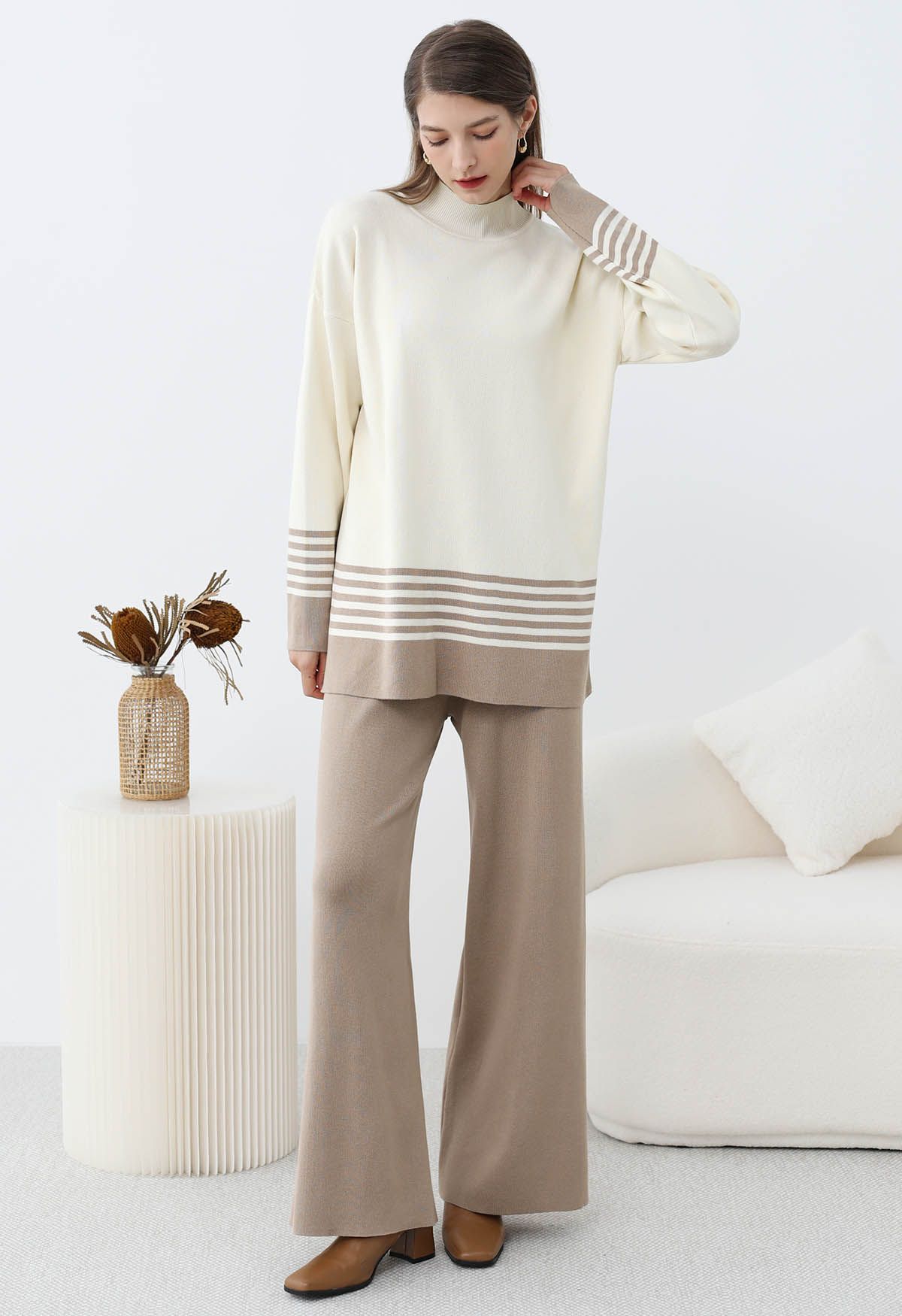 Zweifarbig gestreiftes Set aus Rollkragen-Strickpullover und Hose in Taupe