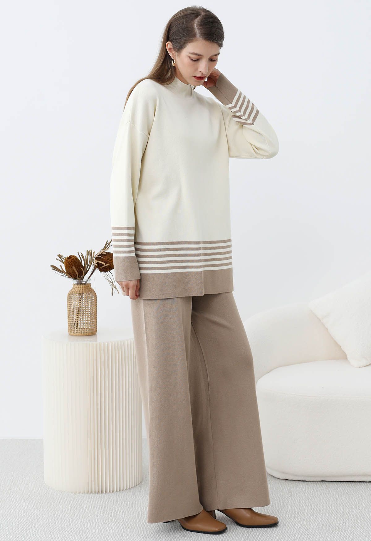 Zweifarbig gestreiftes Set aus Rollkragen-Strickpullover und Hose in Taupe