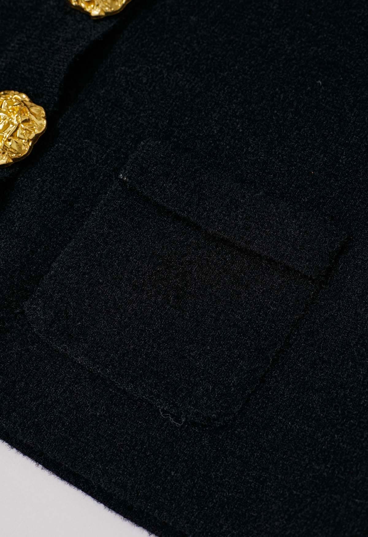 Auffällige Strickjacke mit goldenen Nietenknöpfen und Kontrast in Schwarz