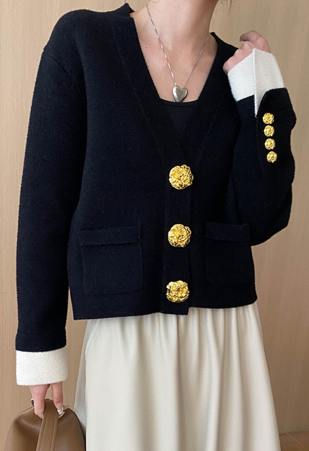 Auffällige Strickjacke mit goldenen Nietenknöpfen und Kontrast in Schwarz