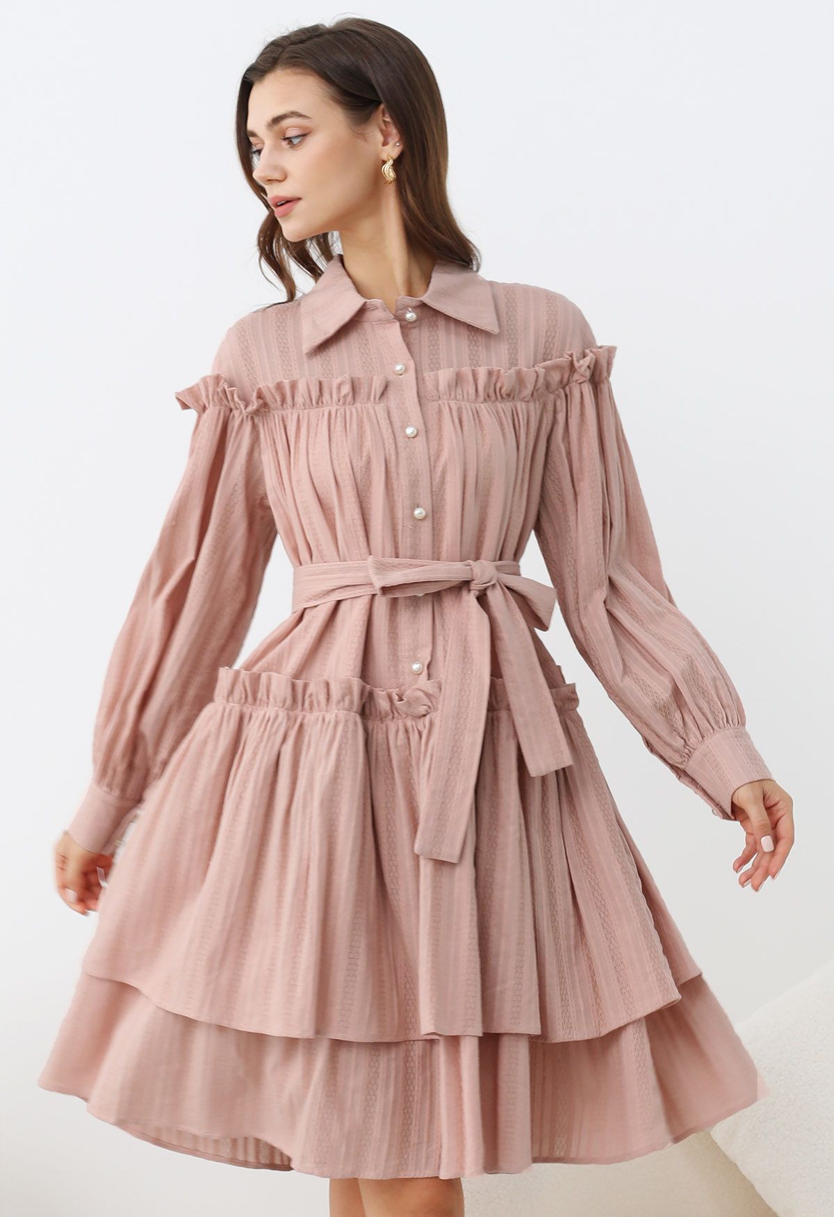 Dolly-Kleid mit Rüschen, geknöpftem Gürtel und Stufen in Rosa