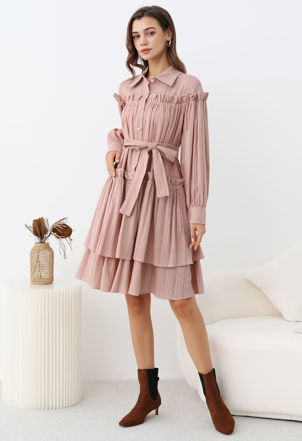 Dolly-Kleid mit Rüschen, geknöpftem Gürtel und Stufen in Rosa