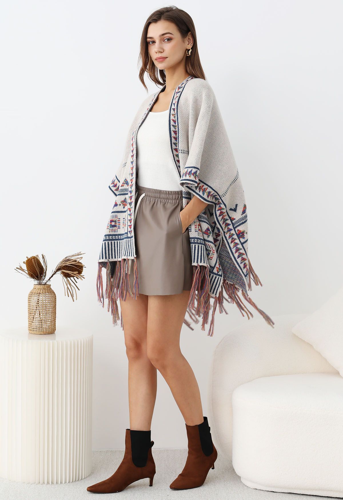 Boho Wanderer – Strickponcho mit Fransen in Elfenbein