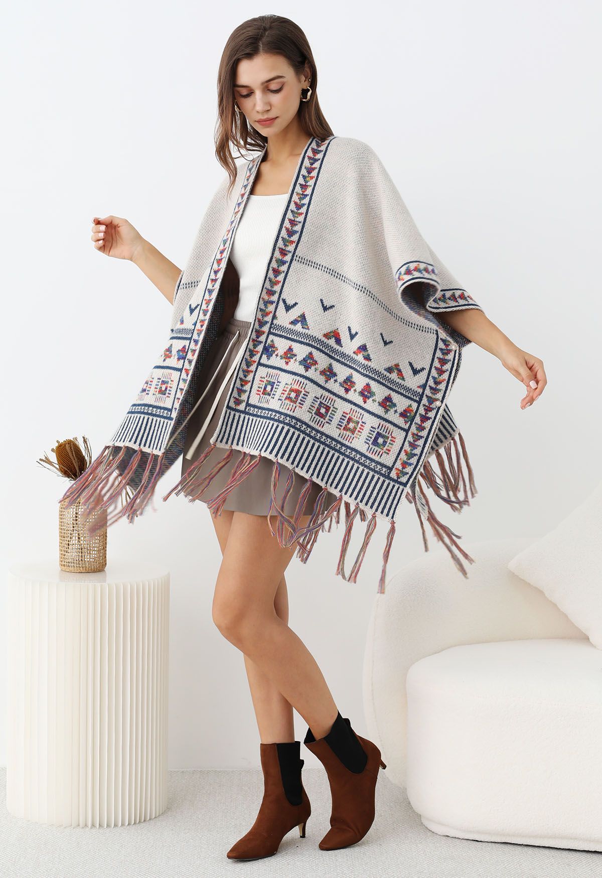 Boho Wanderer – Strickponcho mit Fransen in Elfenbein