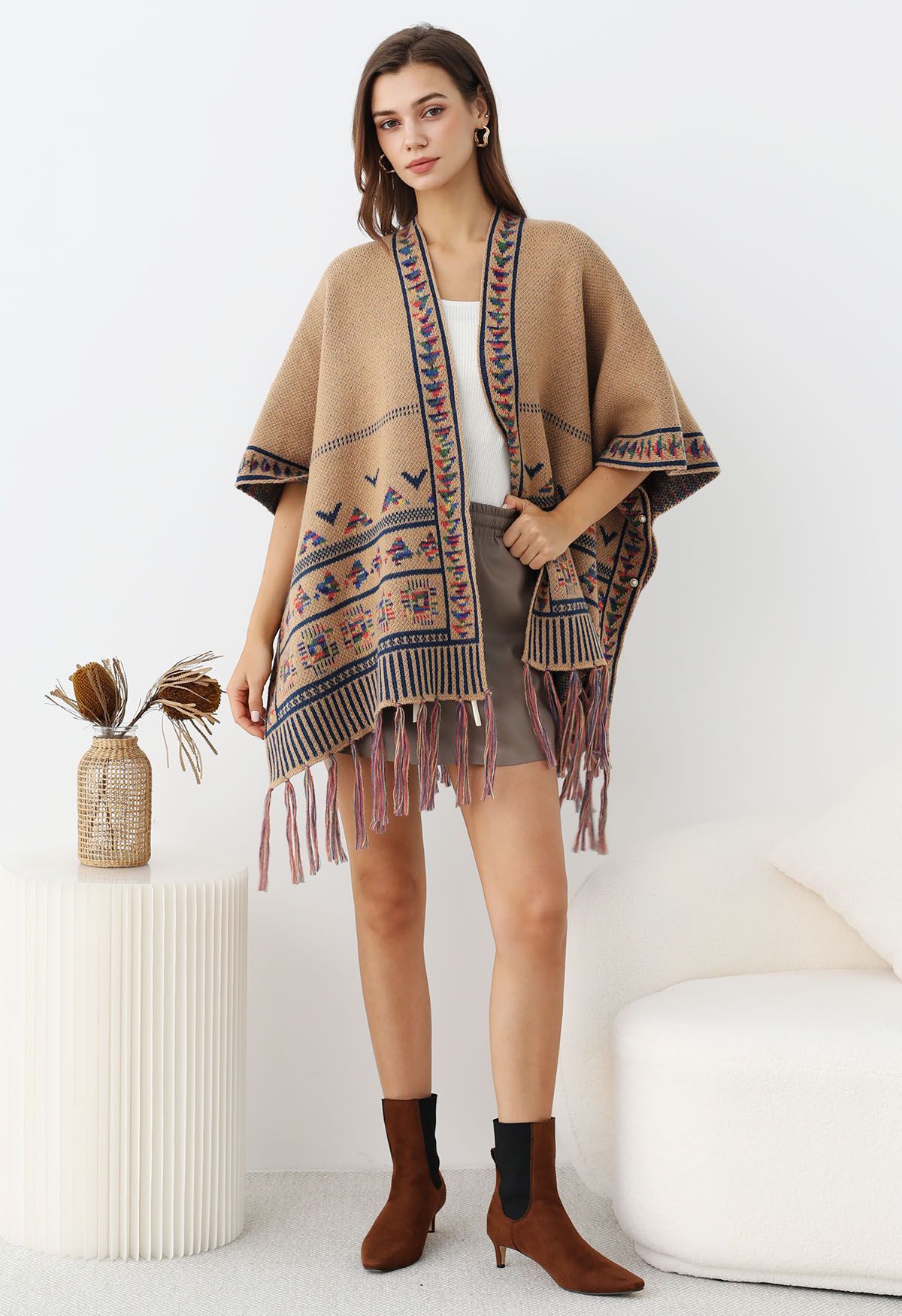 Boho Wanderer – Strickponcho mit Fransen in Kamel