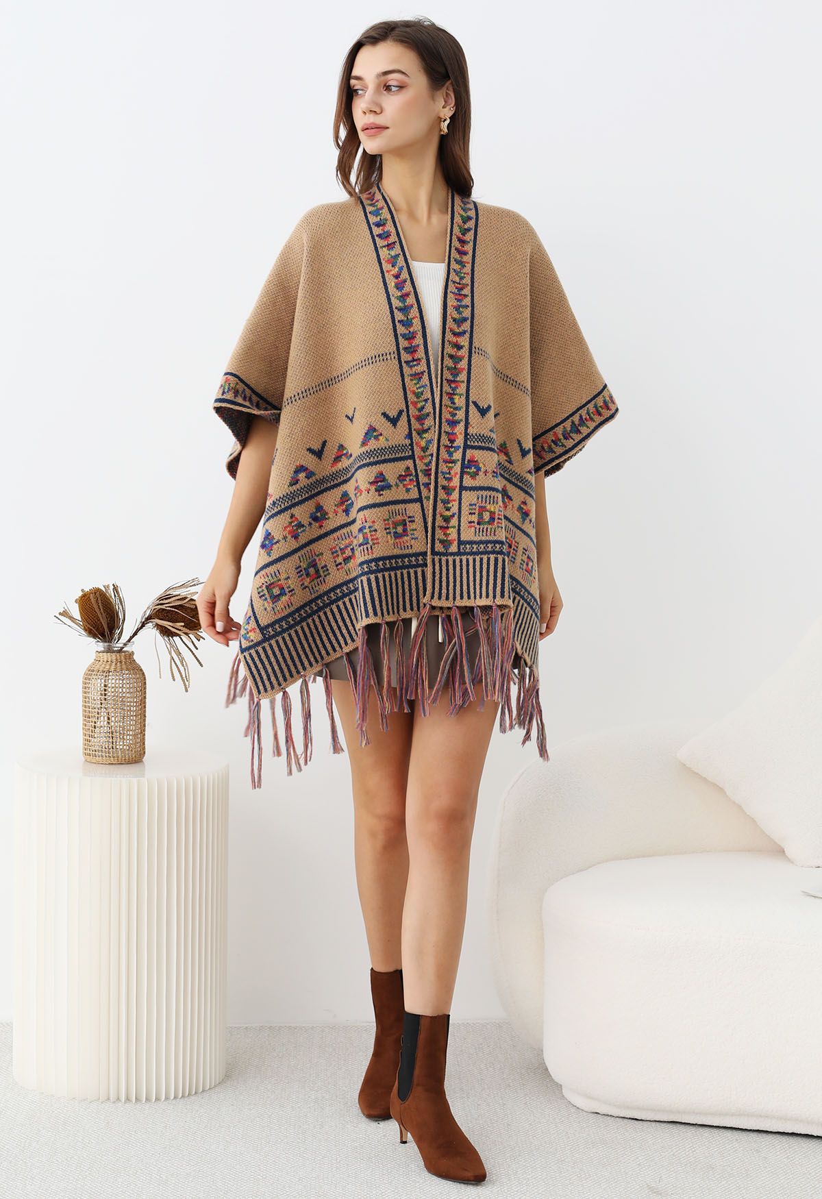 Boho Wanderer – Strickponcho mit Fransen in Kamel