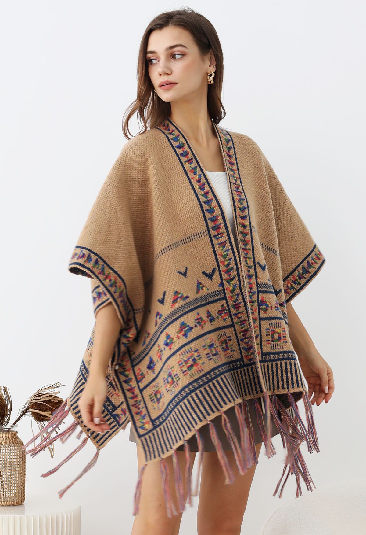 Boho Wanderer – Strickponcho mit Fransen in Kamel