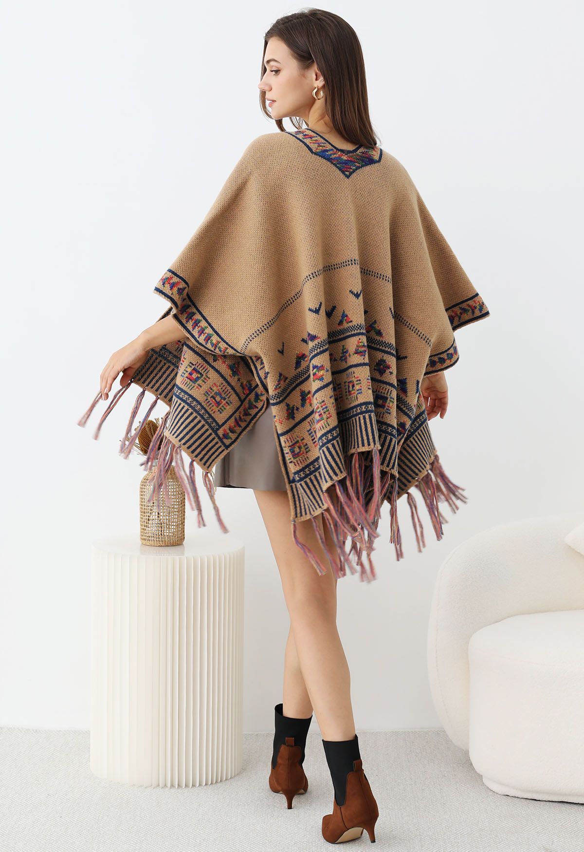 Boho Wanderer – Strickponcho mit Fransen in Kamel