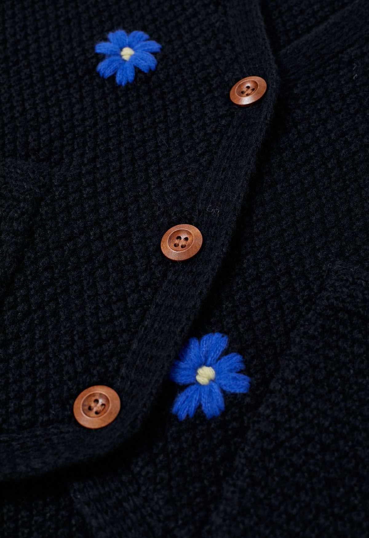 Entzückende Strickjacke mit Waffelstrick und Blumenmuster in Schwarz