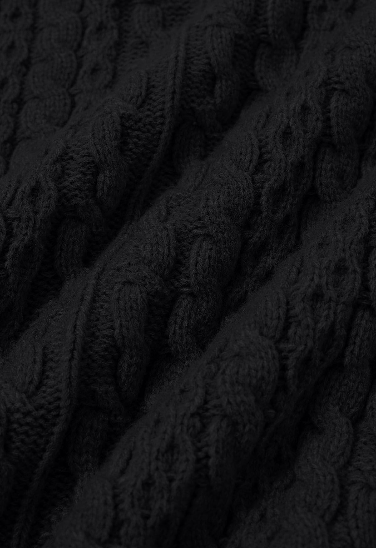 Warmer Rollkragen-Cape-Pullover mit Zopfmuster in Schwarz