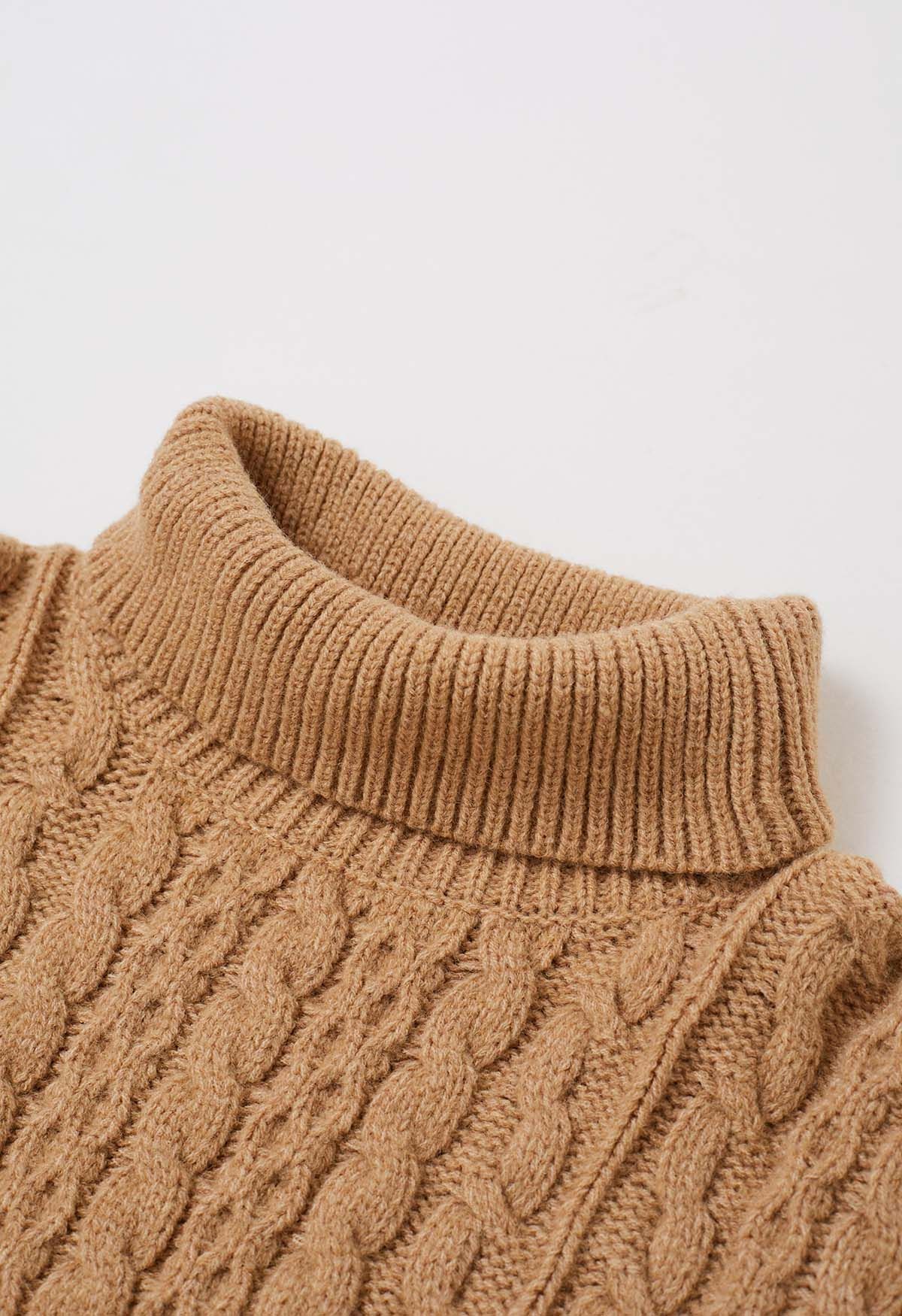 Warmer Rollkragen-Cape-Pullover mit Zopfmuster in Camel