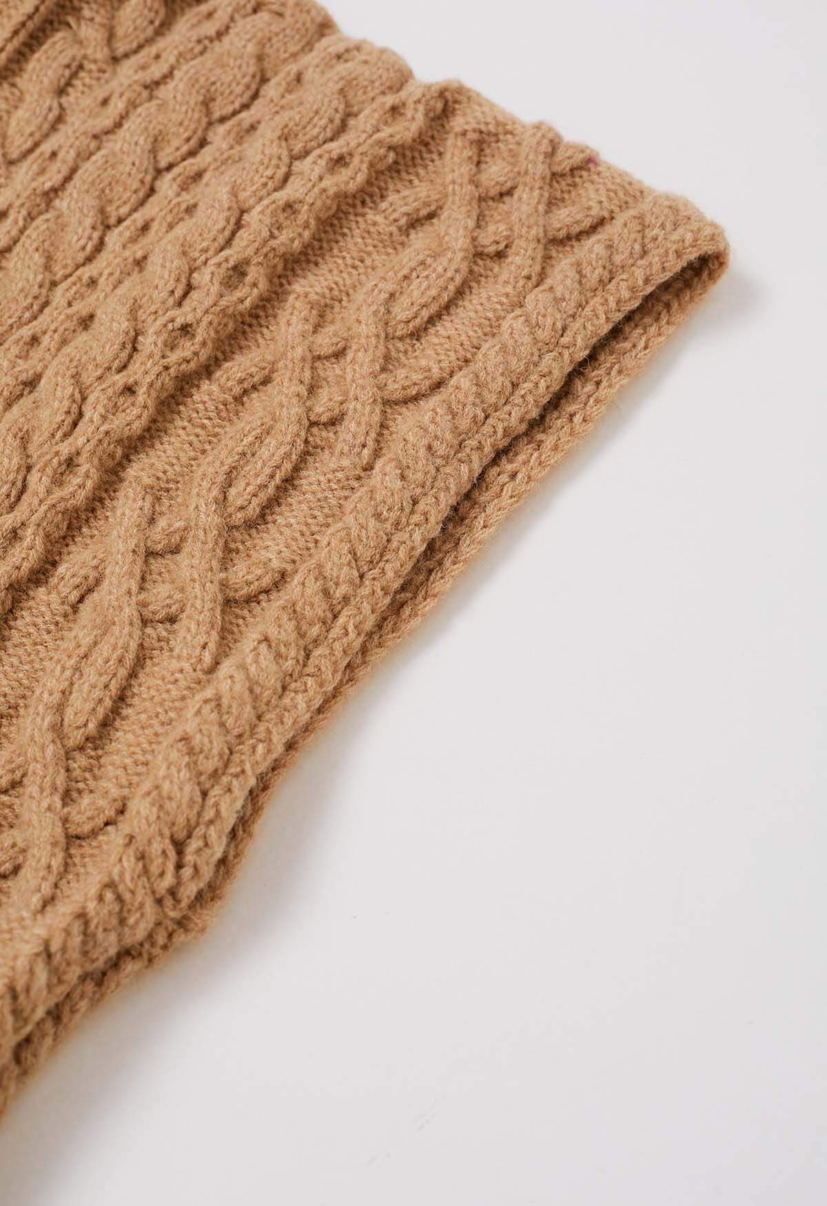 Warmer Rollkragen-Cape-Pullover mit Zopfmuster in Camel