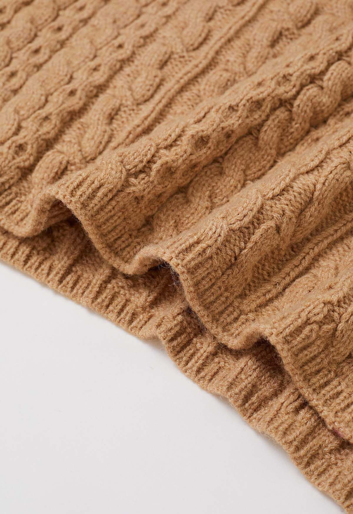 Warmer Rollkragen-Cape-Pullover mit Zopfmuster in Camel