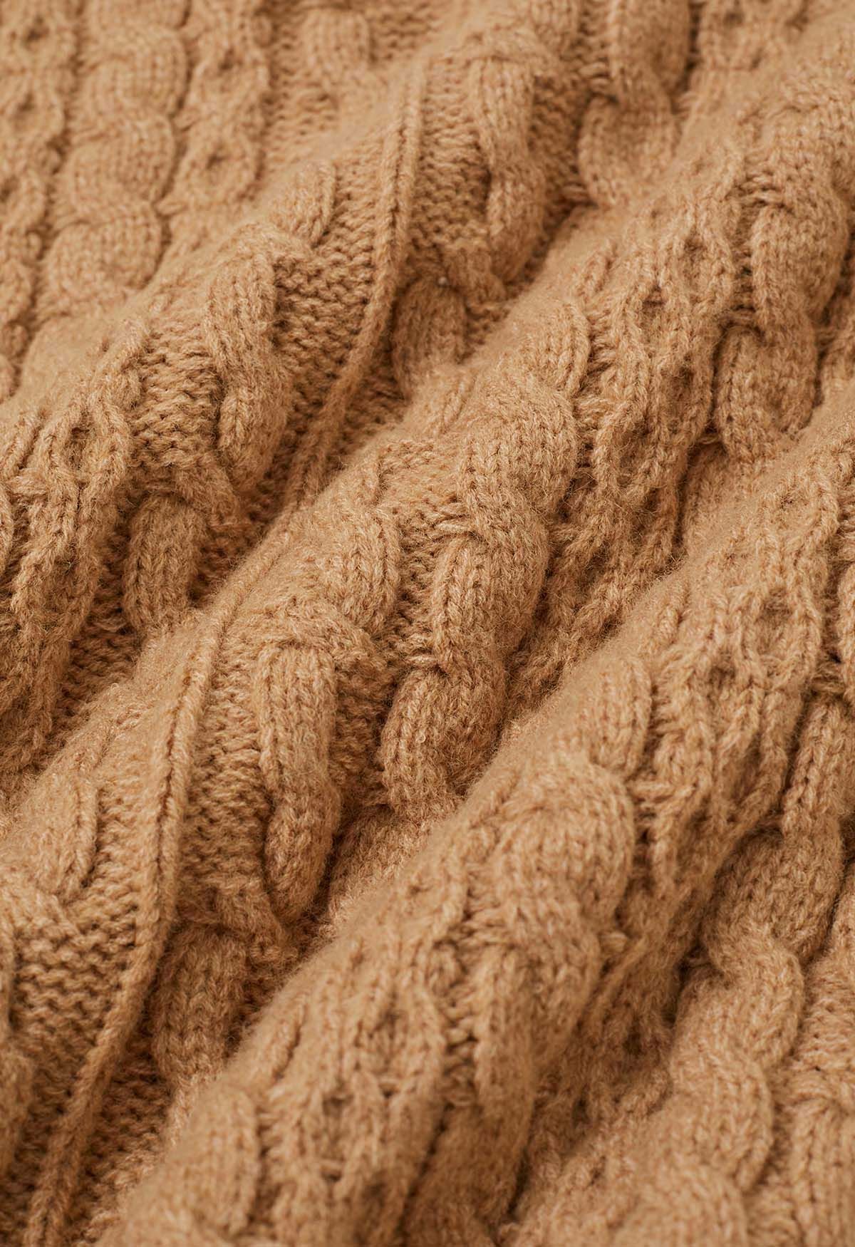 Warmer Rollkragen-Cape-Pullover mit Zopfmuster in Camel