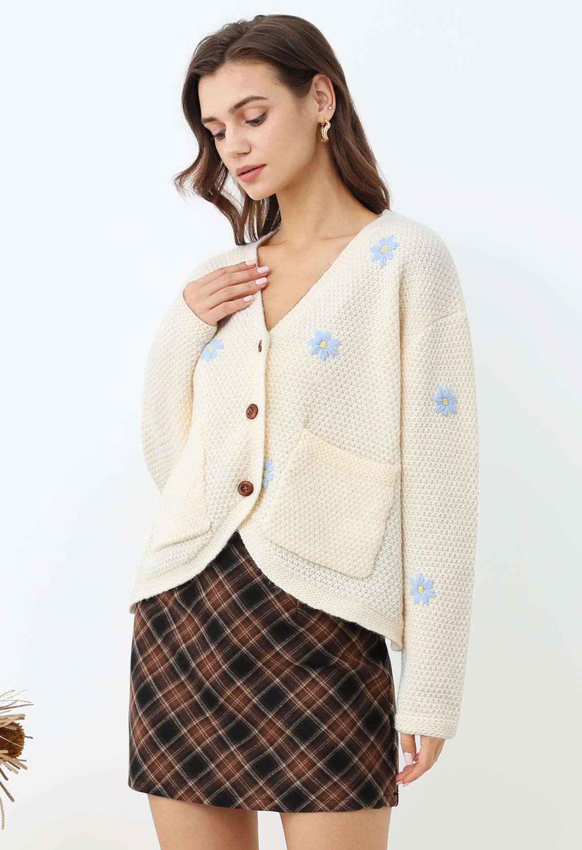 Entzückende Strickjacke mit Waffelstrick und Blumenmuster in Creme