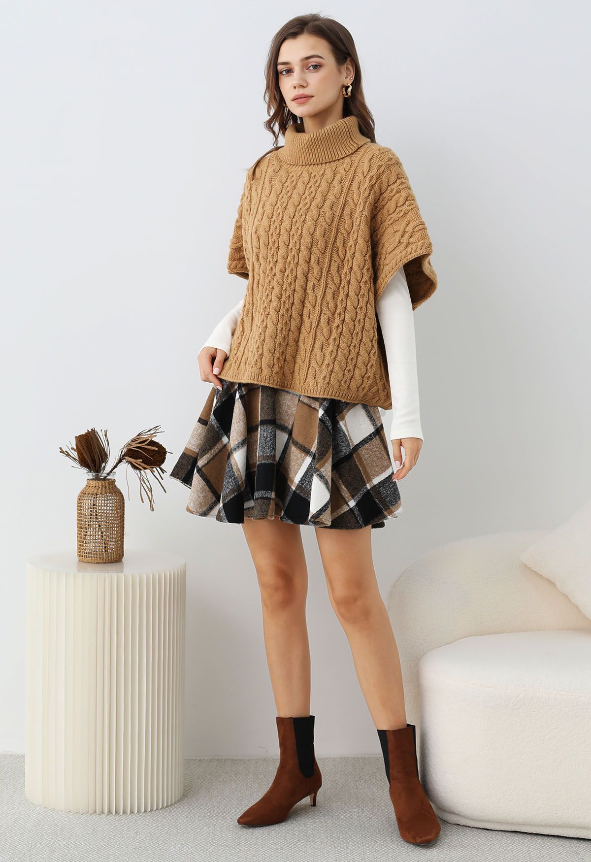 Warmer Rollkragen-Cape-Pullover mit Zopfmuster in Camel