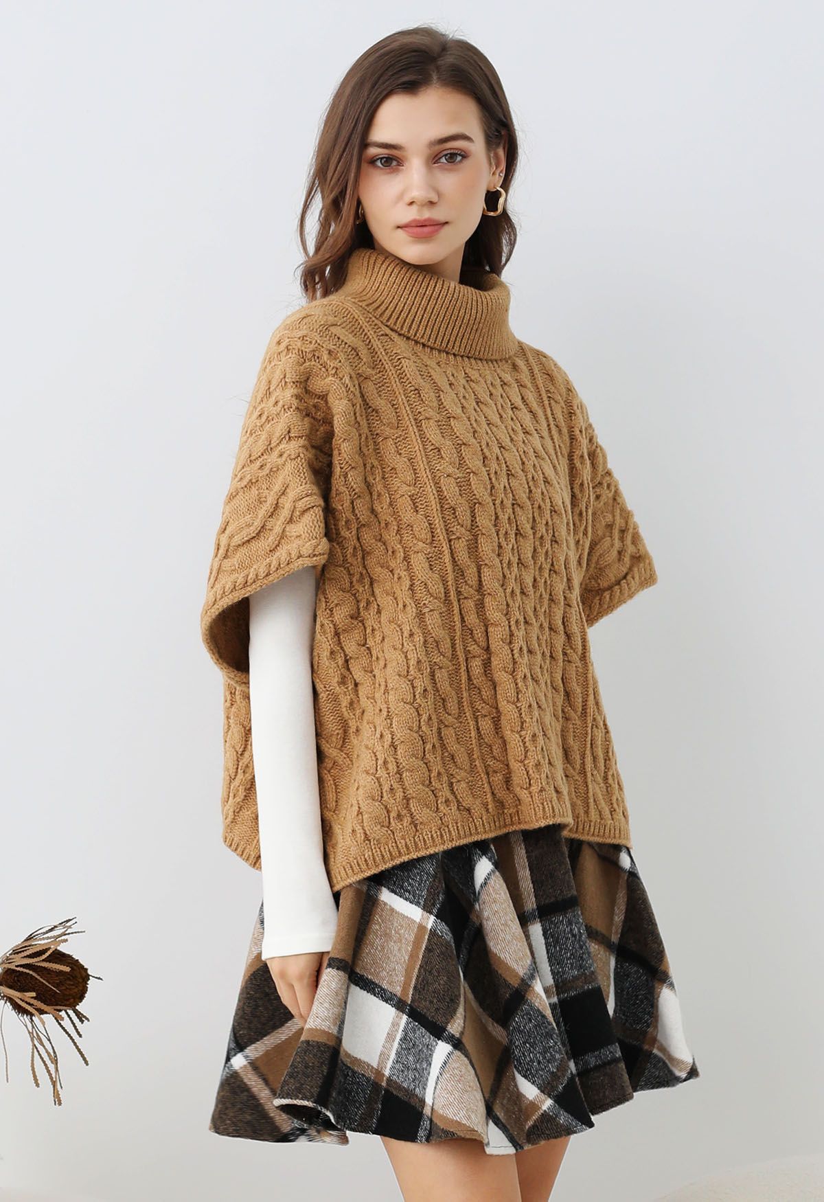 Warmer Rollkragen-Cape-Pullover mit Zopfmuster in Camel