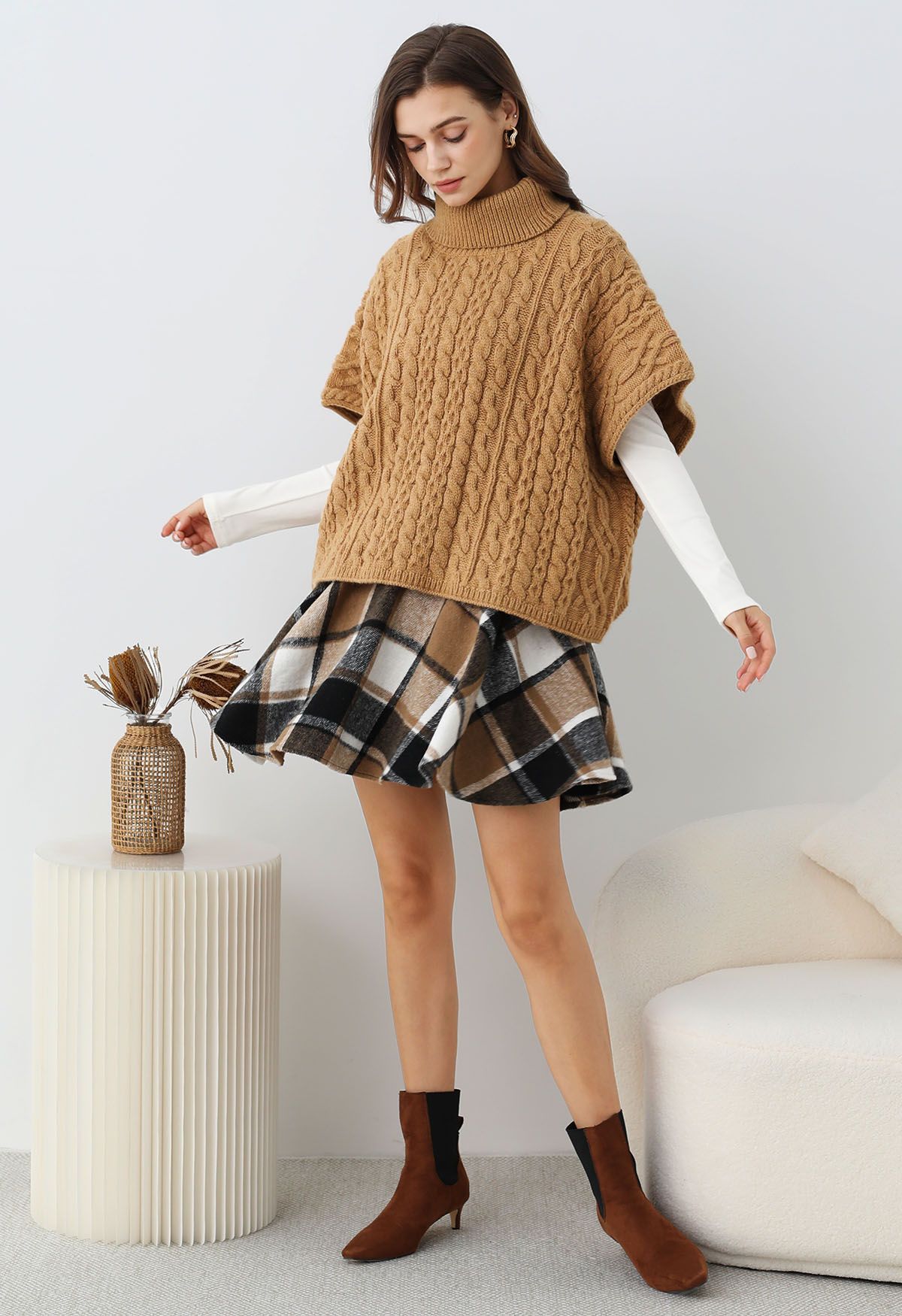 Warmer Rollkragen-Cape-Pullover mit Zopfmuster in Camel