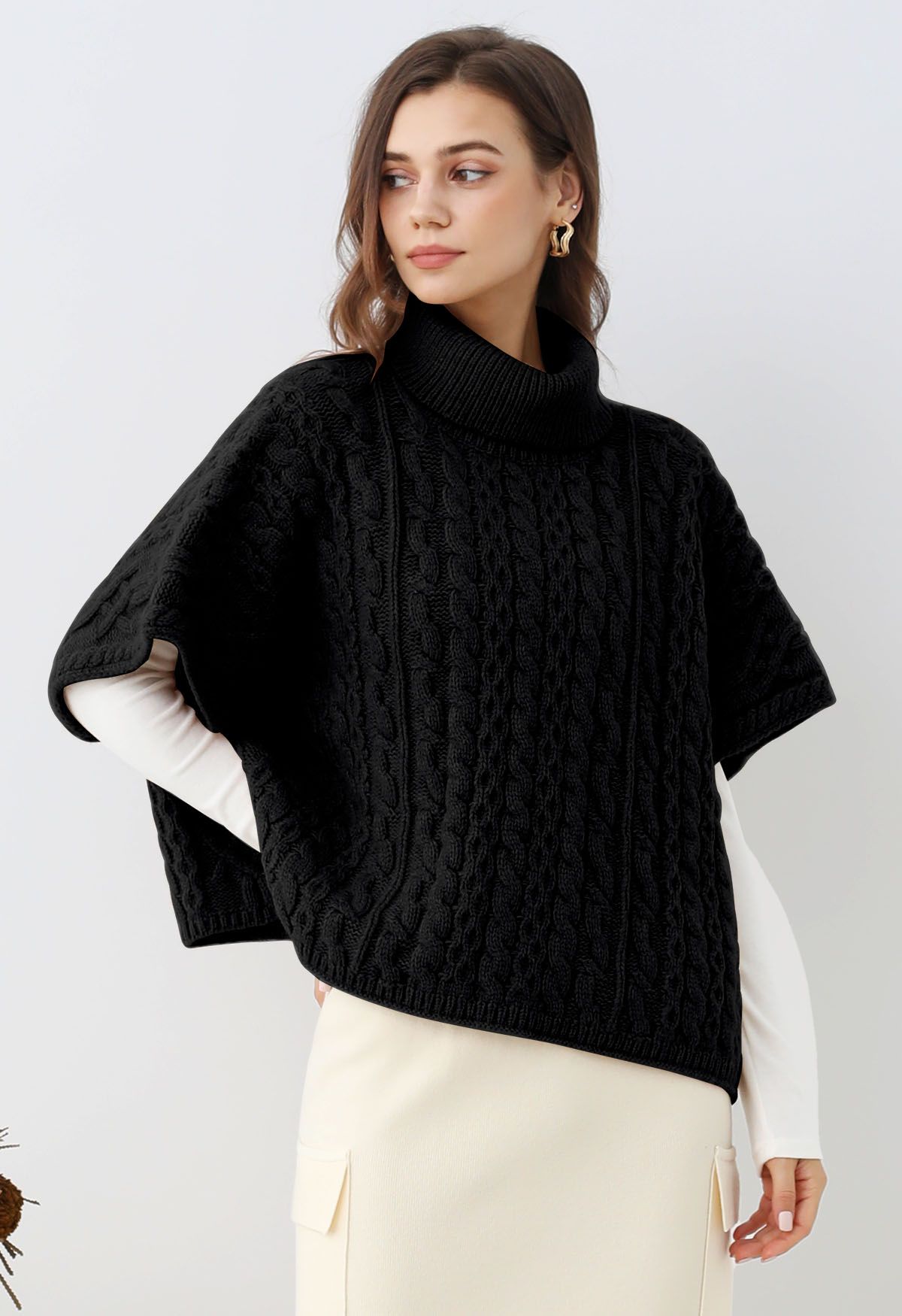 Warmer Rollkragen-Cape-Pullover mit Zopfmuster in Schwarz