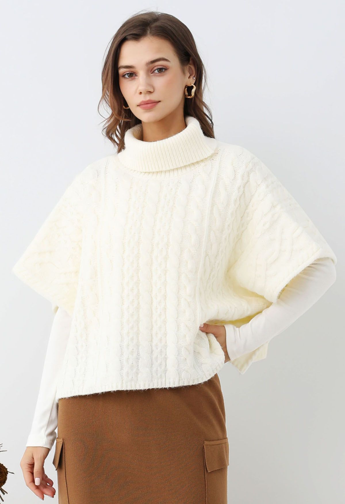 Warmer Rollkragen-Cape-Pullover mit Zopfmuster in Elfenbein