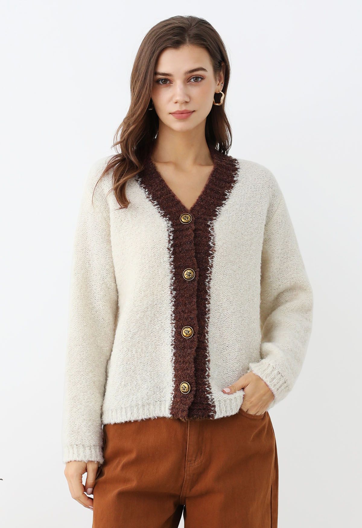 Flauschige Strickjacke mit Knopfleiste und Kontrastbesatz in Elfenbein