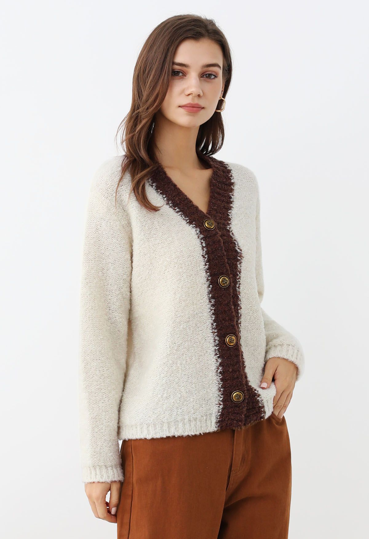 Flauschige Strickjacke mit Knopfleiste und Kontrastbesatz in Elfenbein