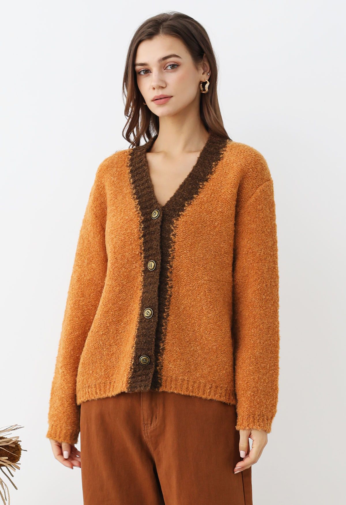 Flauschige Strickjacke mit Knopfleiste und Kontrastbesatz in Orange