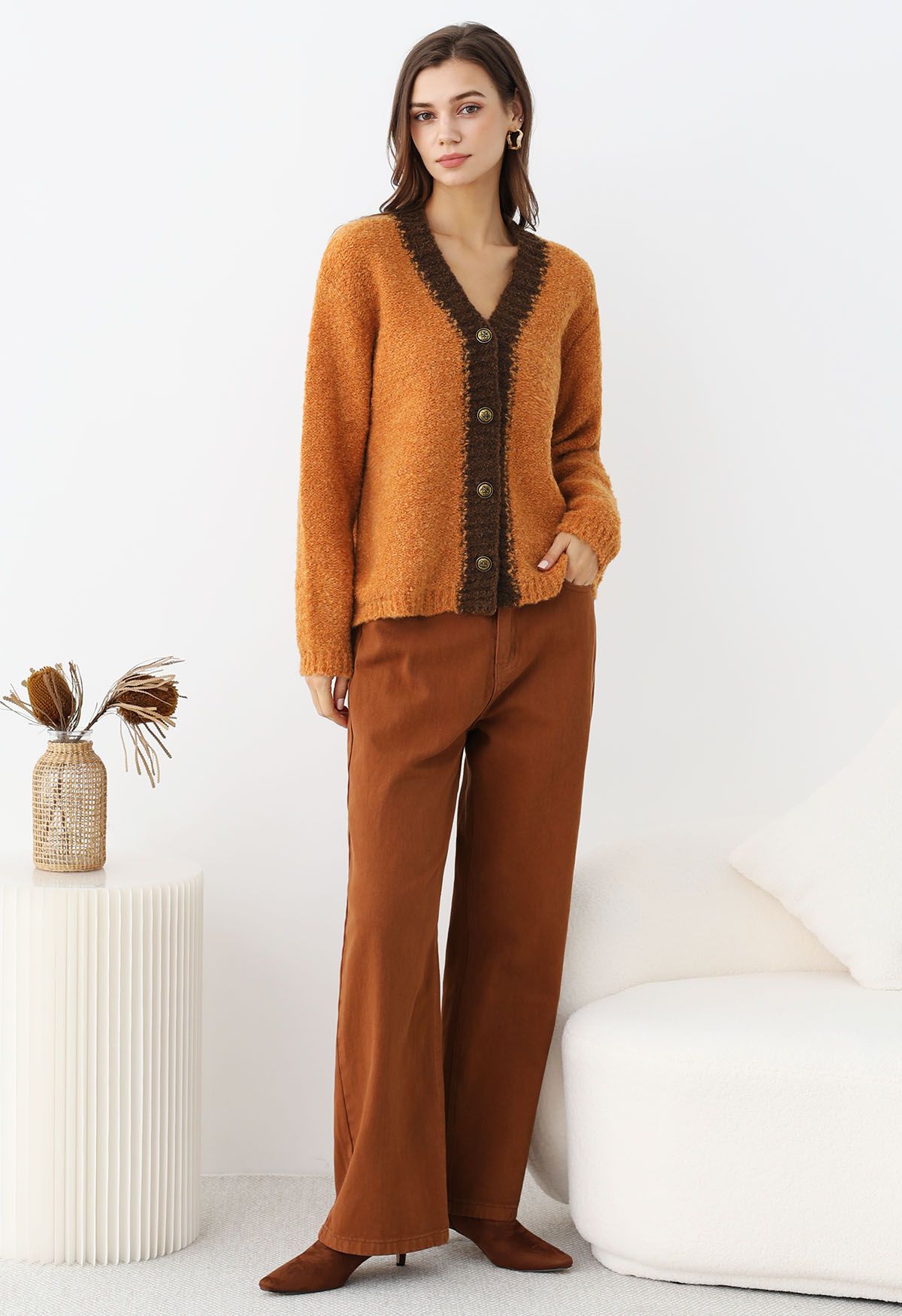 Flauschige Strickjacke mit Knopfleiste und Kontrastbesatz in Orange