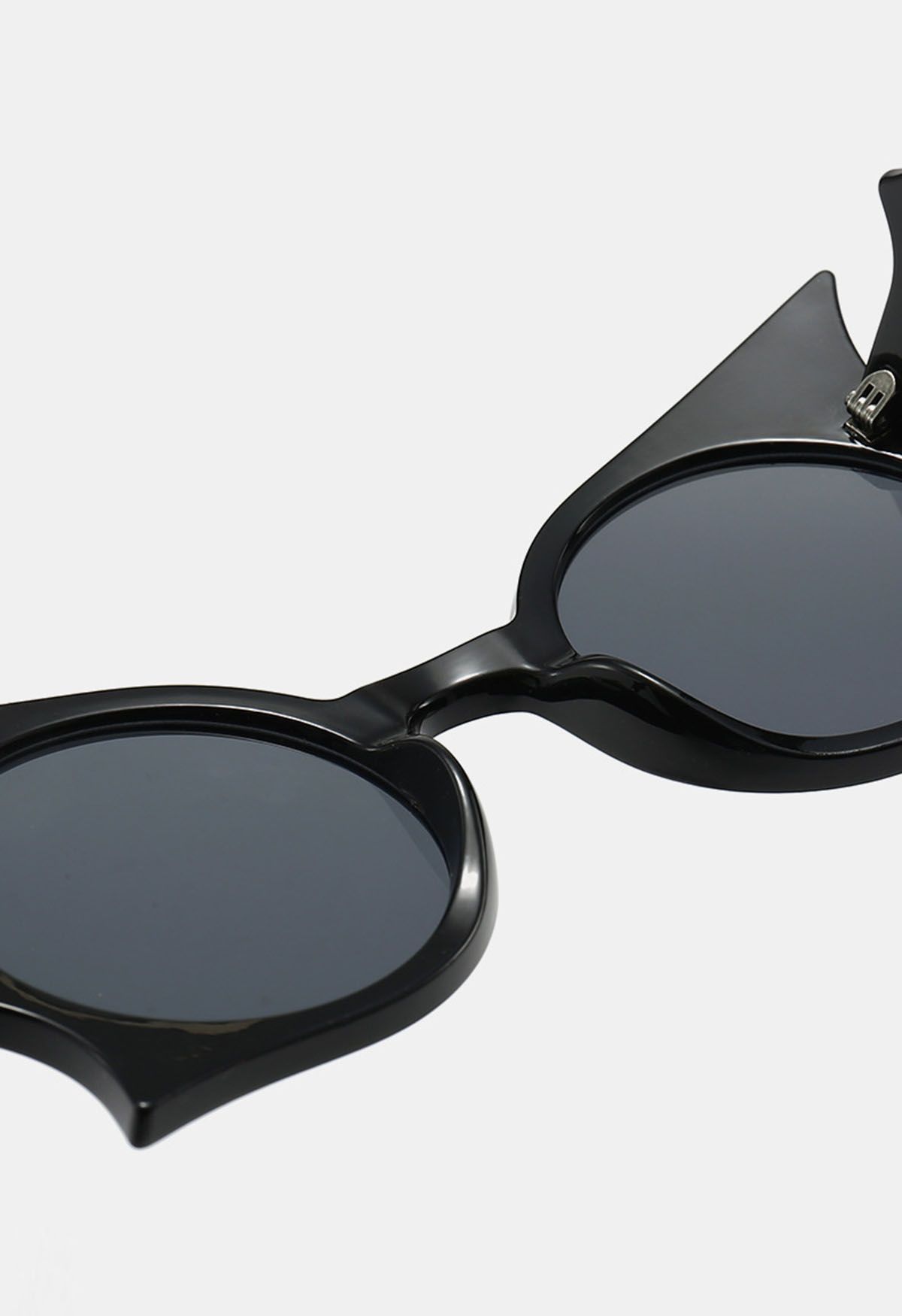 Midnight-Sonnenbrille mit Fledermausflügeln in Schwarz