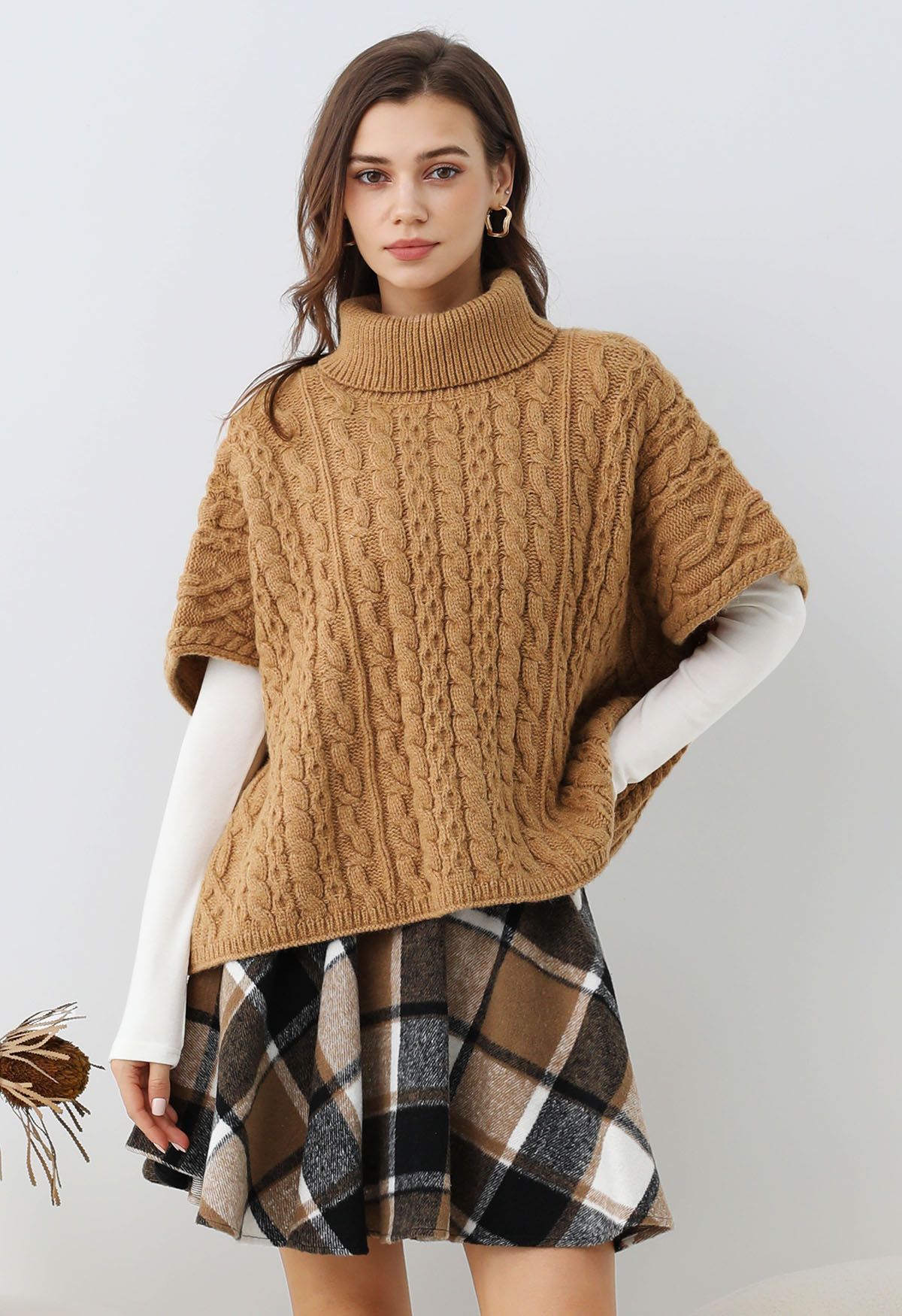 Warmer Rollkragen-Cape-Pullover mit Zopfmuster in Camel