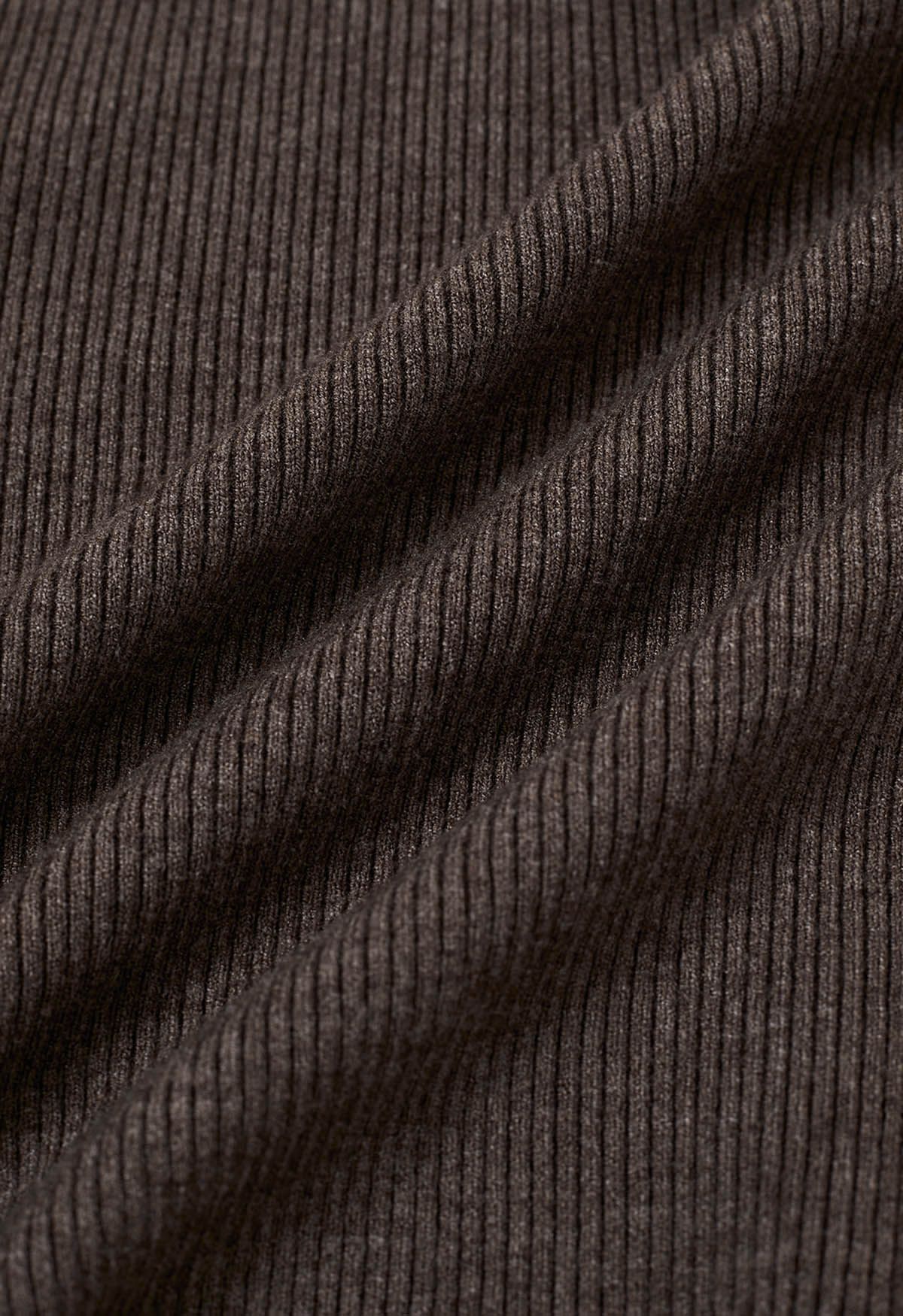 Geripptes Stricktop mit schrägem Saum in Taupe