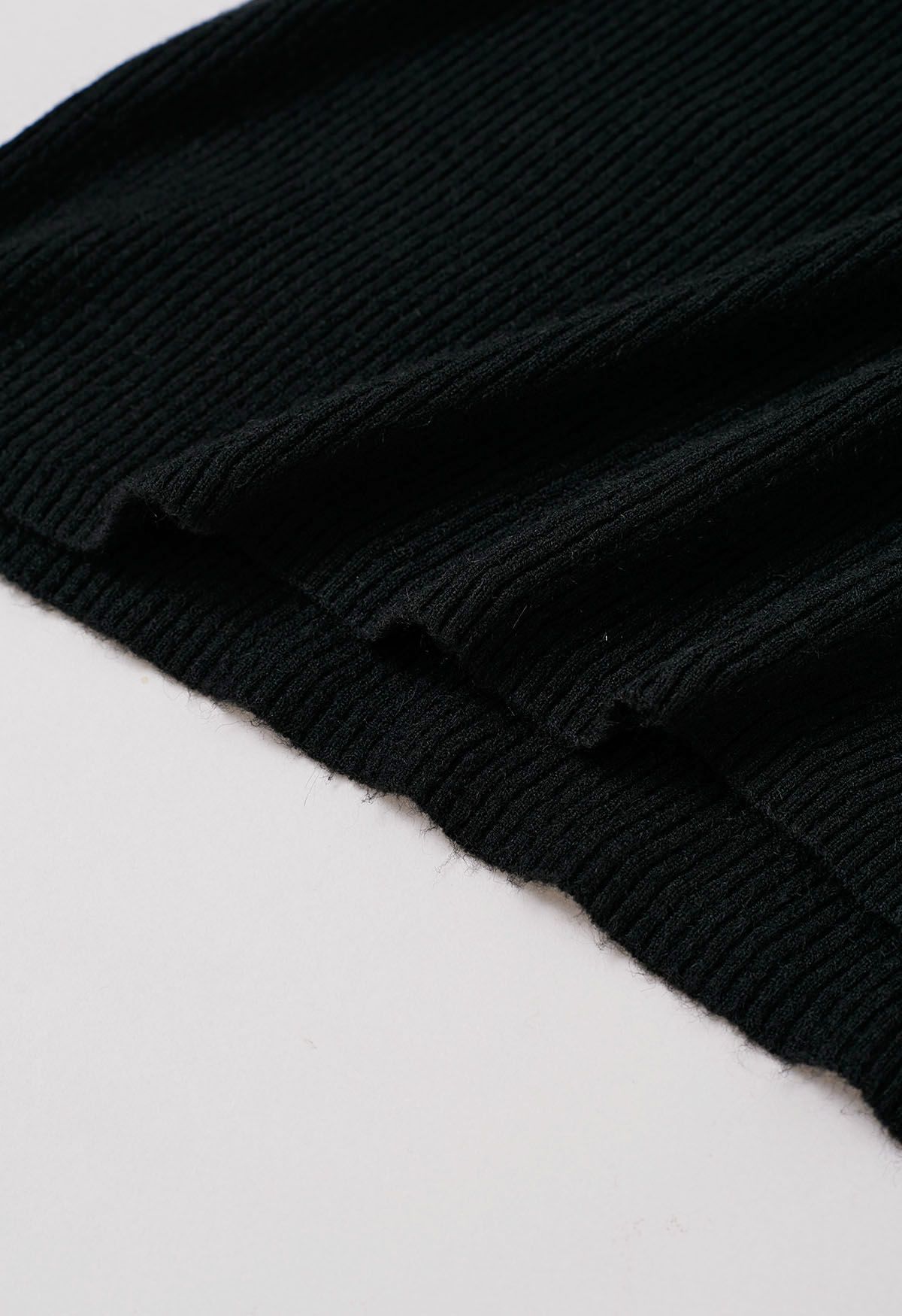 Geripptes Stricktop mit schrägem Saum in Schwarz