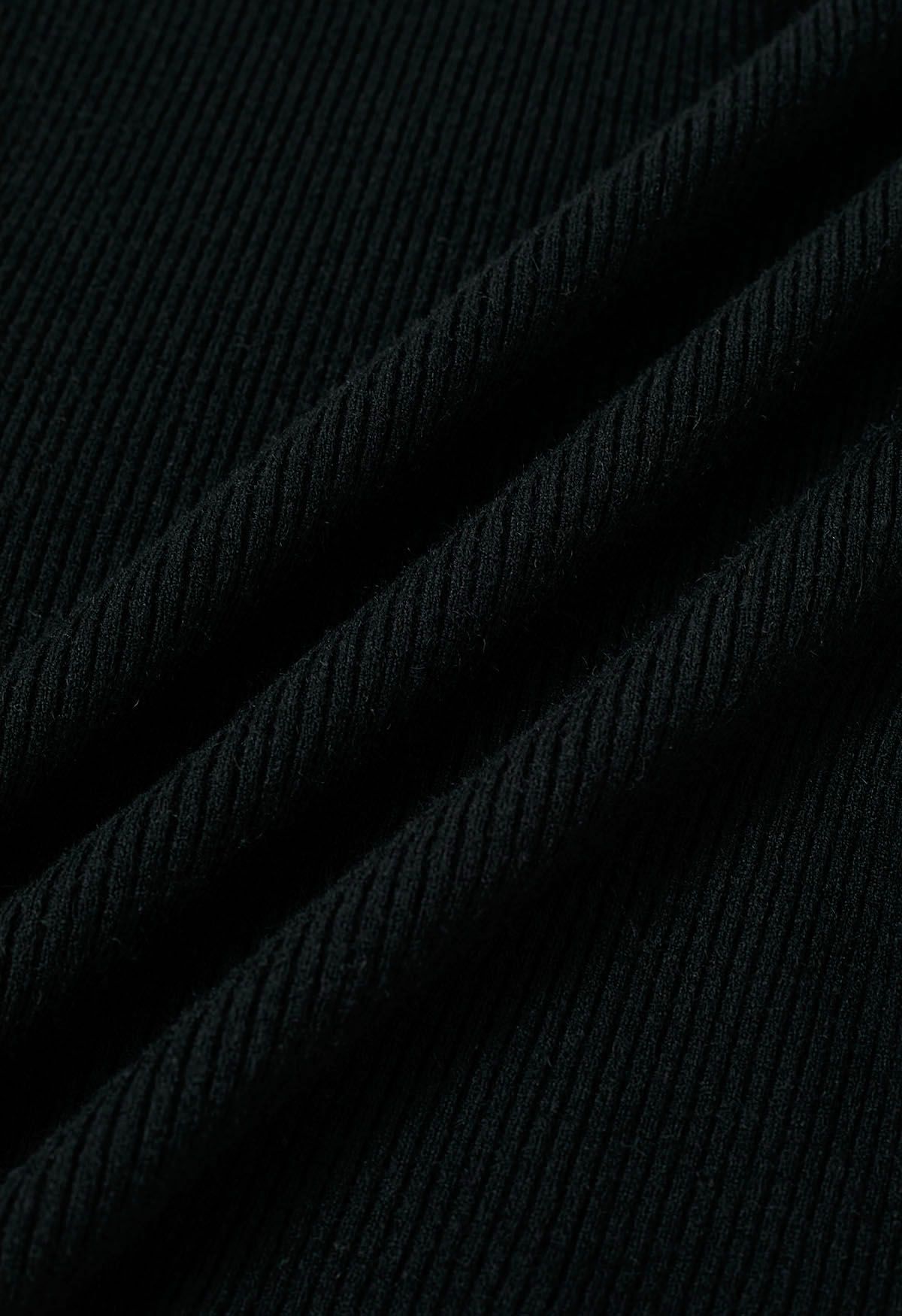 Geripptes Stricktop mit schrägem Saum in Schwarz