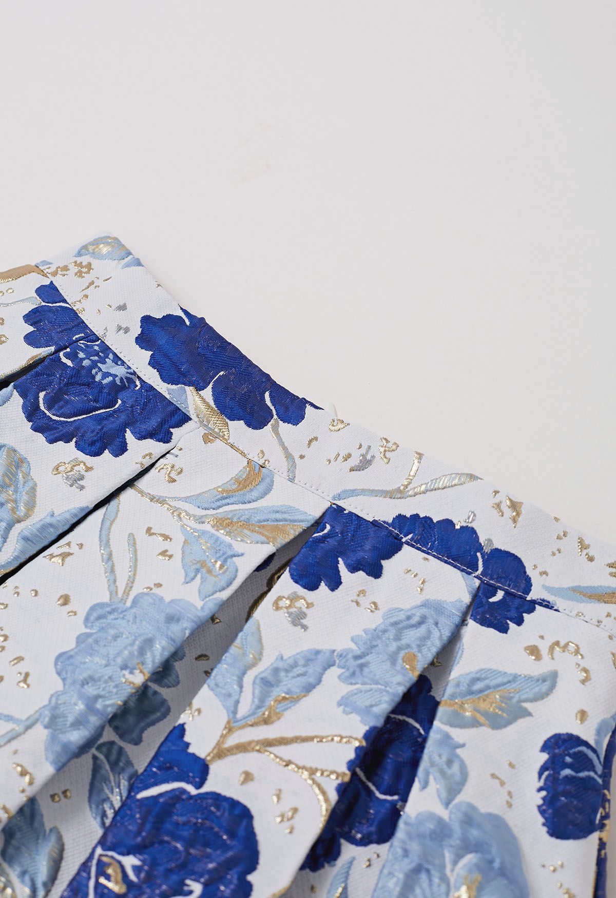 Plissee-Midirock aus Jacquard mit kunstvollem Blumenmuster in Indigoblau