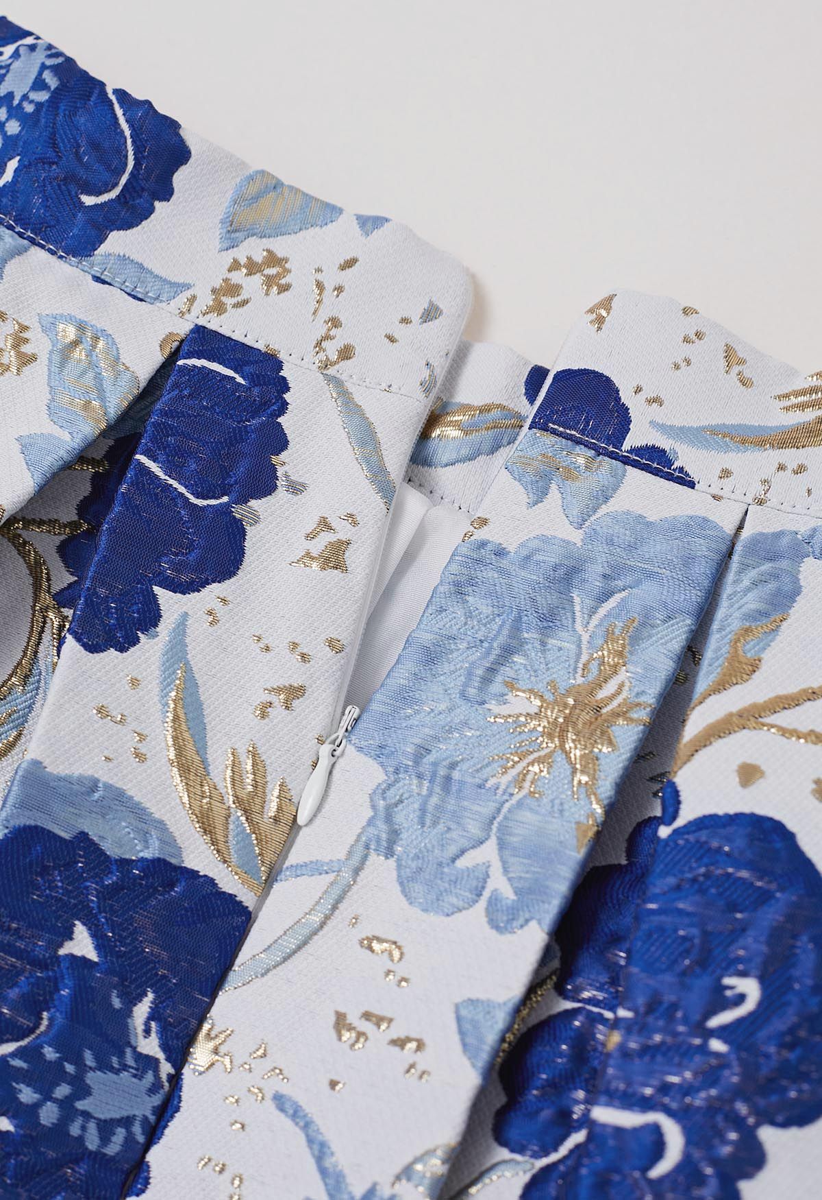 Plissee-Midirock aus Jacquard mit kunstvollem Blumenmuster in Indigoblau