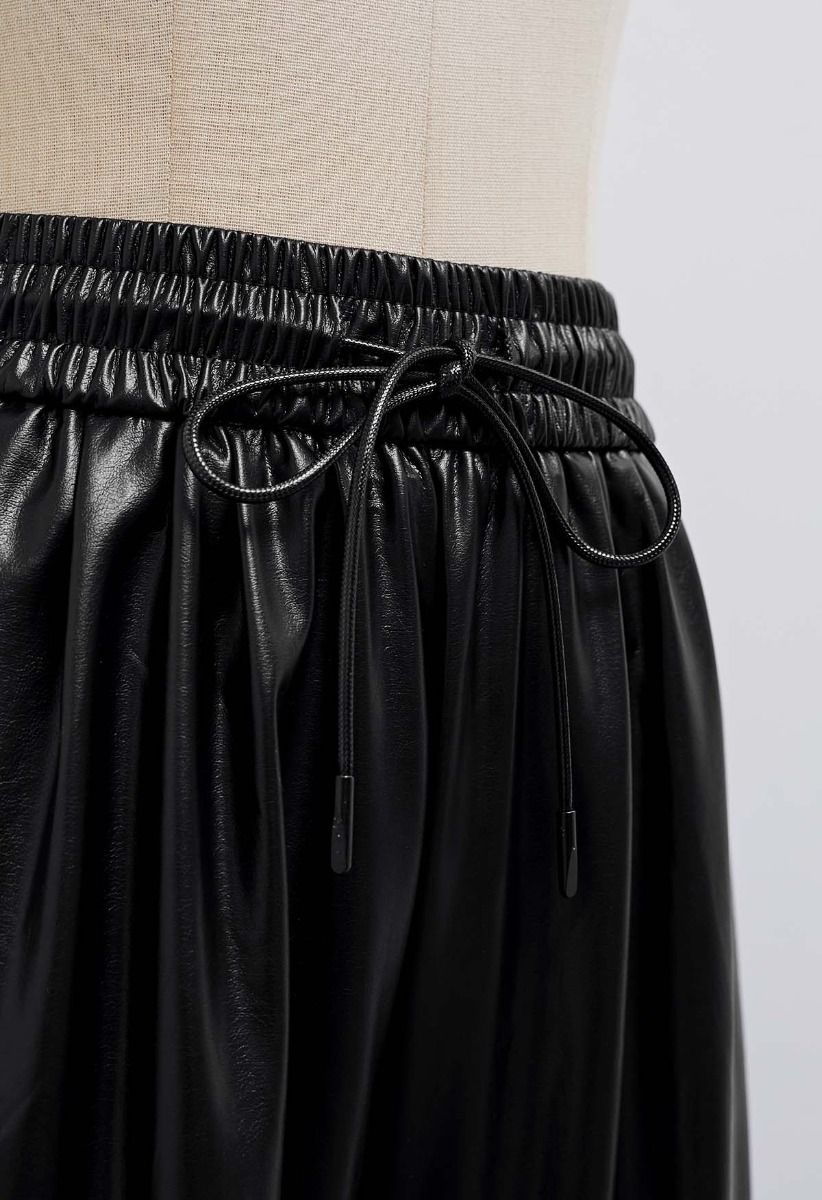 City Stroll – Schwarze Hose aus Kunstleder mit Kordelzug