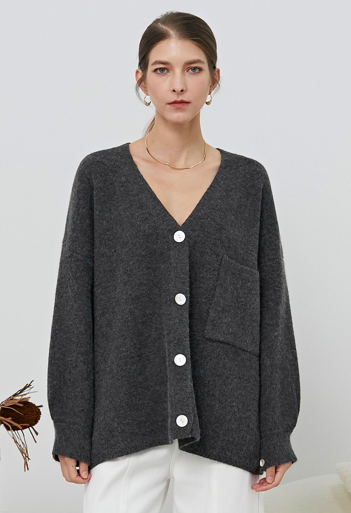 Entspannter Button-Down-Cardigan mit aufgesetzten Taschen in Rauch