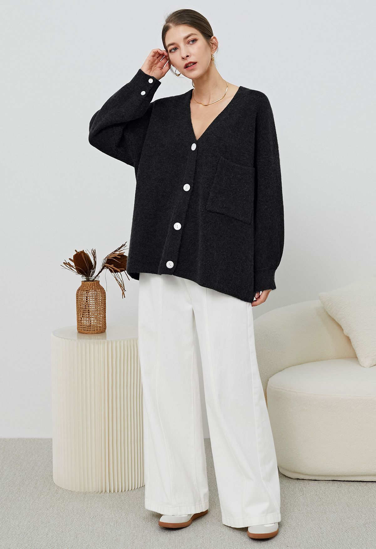 Entspannter Button-Down-Cardigan mit aufgesetzten Taschen in Schwarz