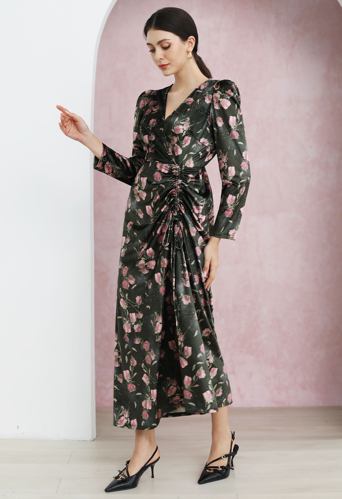 Rosy Elegance – Maxikleid aus Samt mit Kordelzug in Rauchgrau