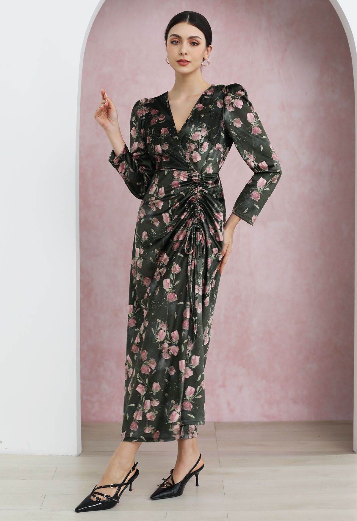 Rosy Elegance – Maxikleid aus Samt mit Kordelzug in Rauchgrau