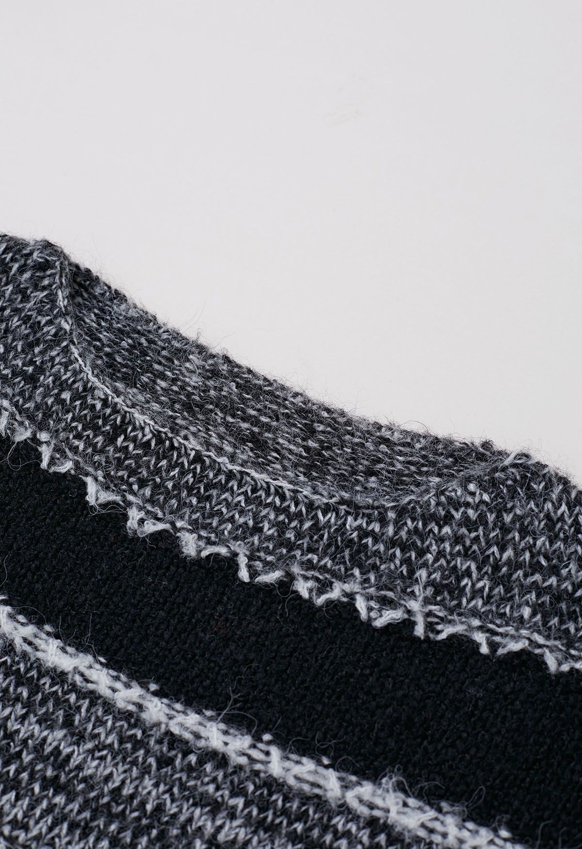 Kurzer Strickpullover mit Fair-Isle-Streifen in Schwarz