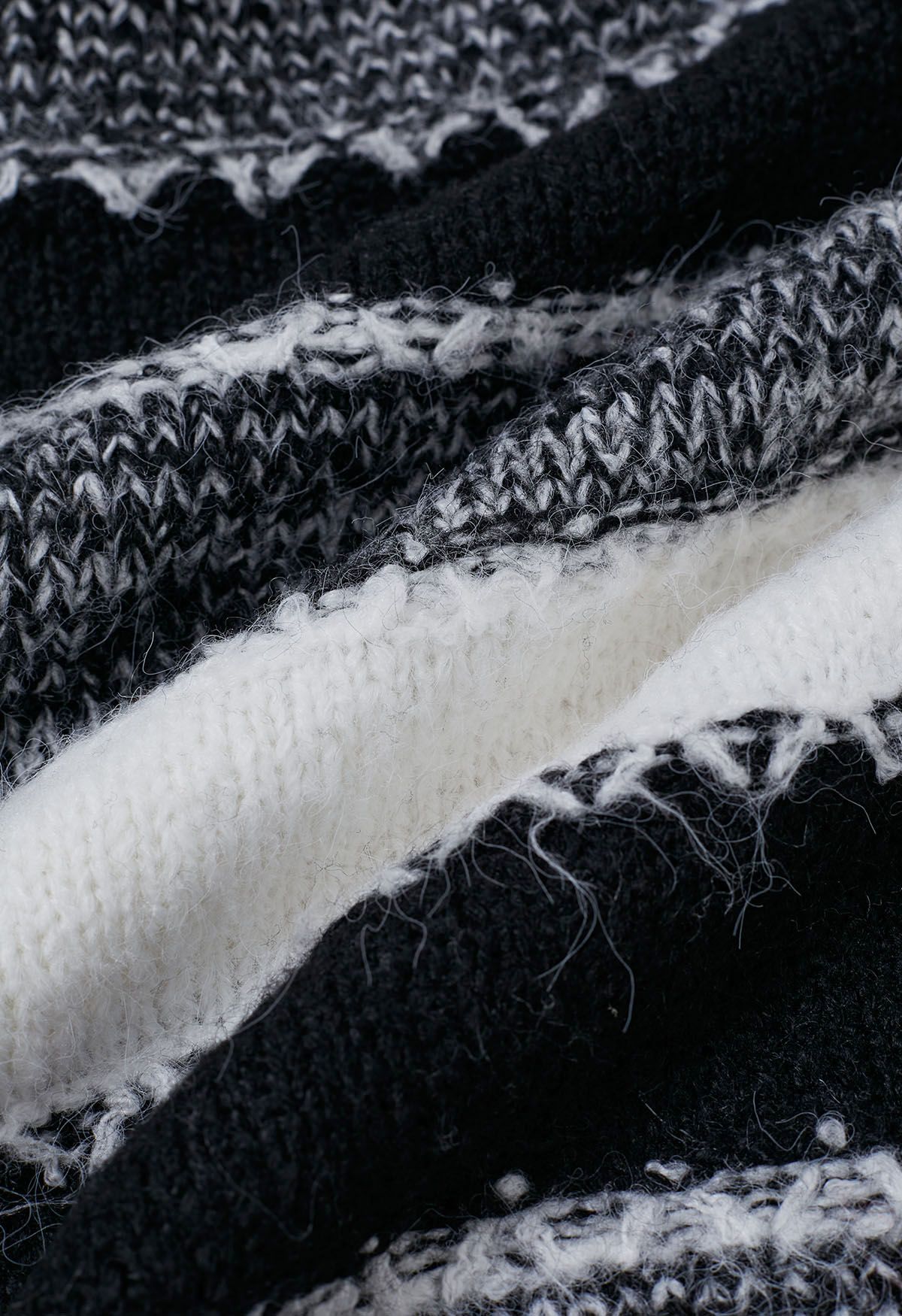 Kurzer Strickpullover mit Fair-Isle-Streifen in Schwarz